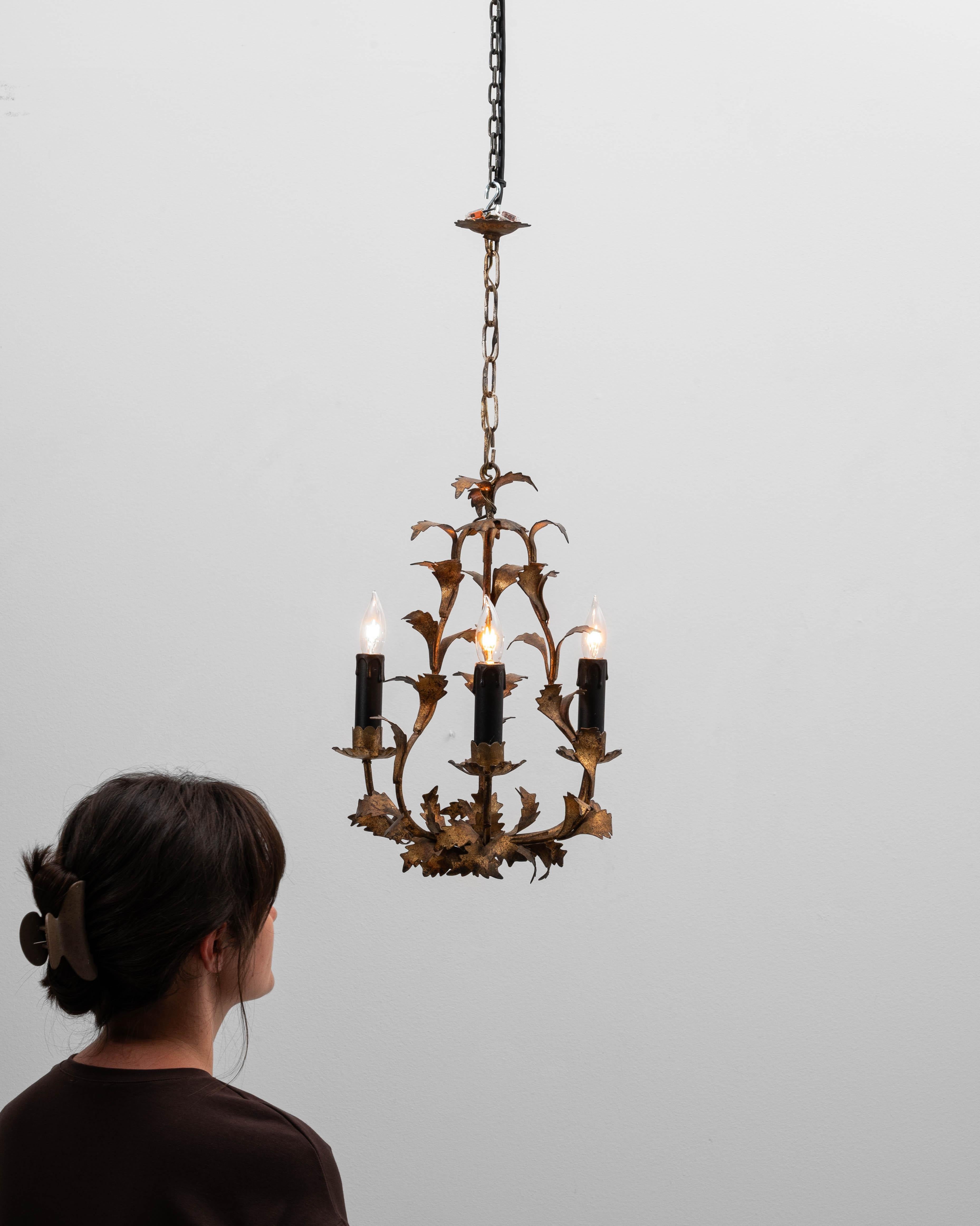 20ième siècle Lustre italien du 20e siècle en métal doré avec motif de feuilles en vente