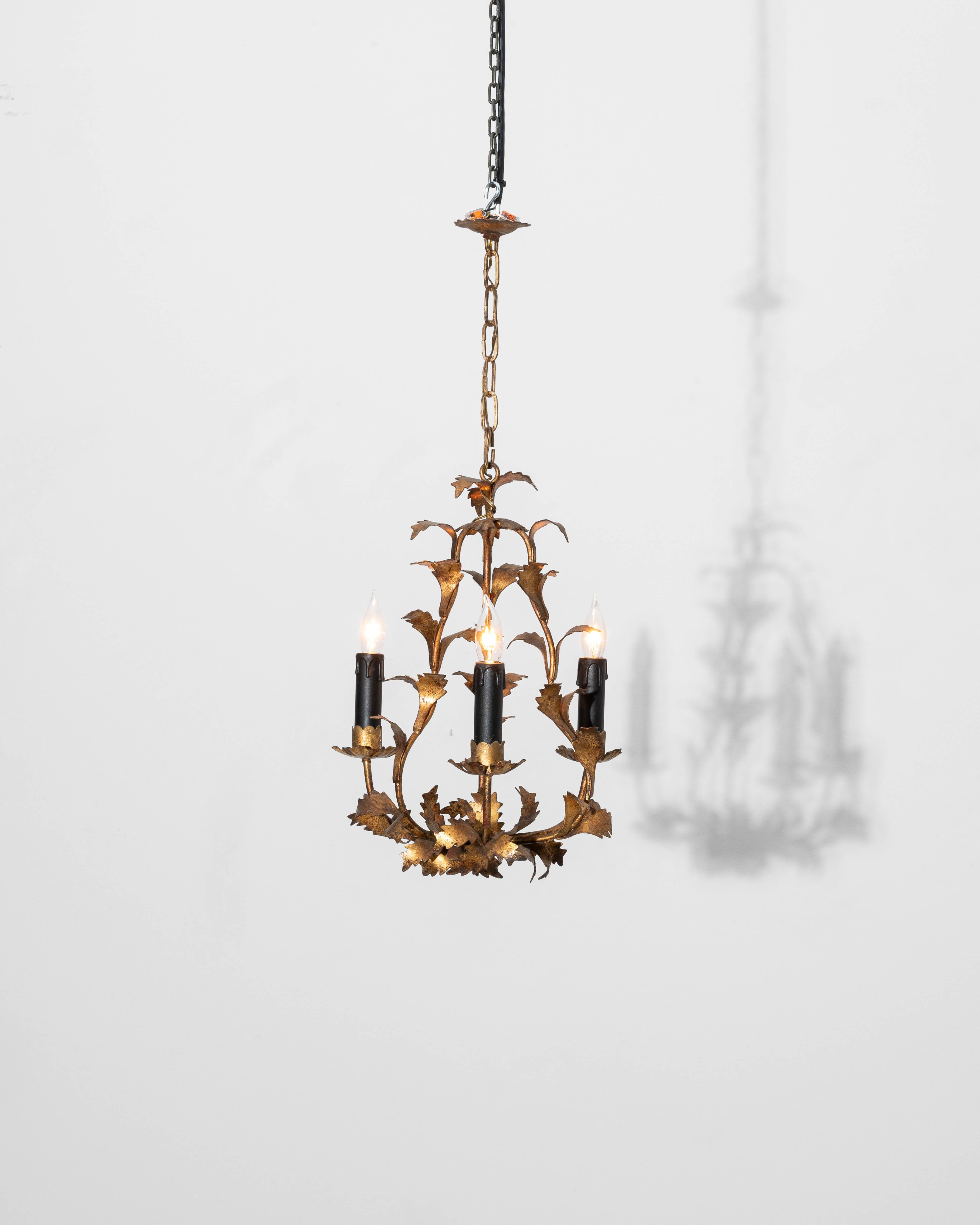 Métal Lustre italien du 20e siècle en métal doré avec motif de feuilles en vente