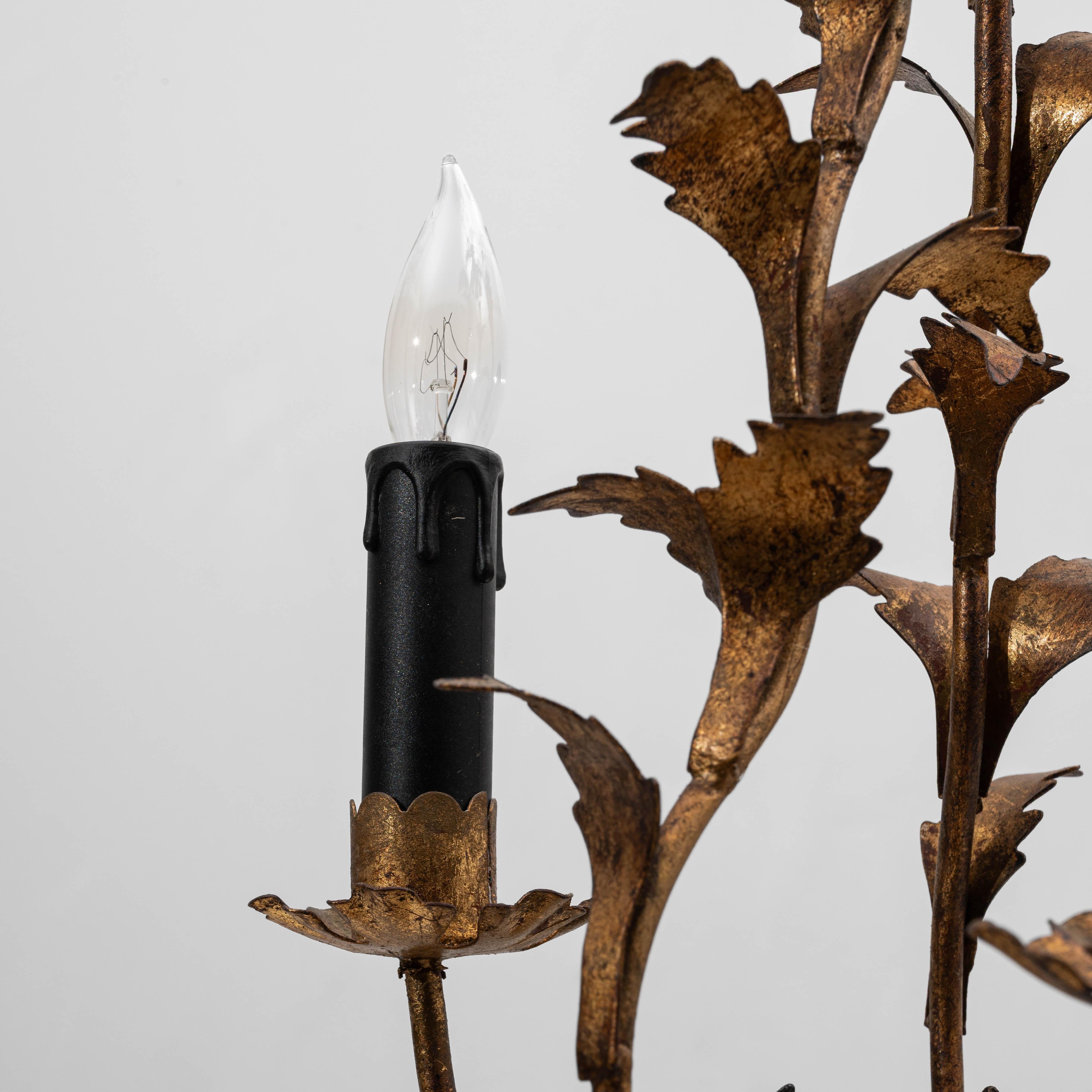 Lustre italien du 20e siècle en métal doré avec motif de feuilles en vente 3