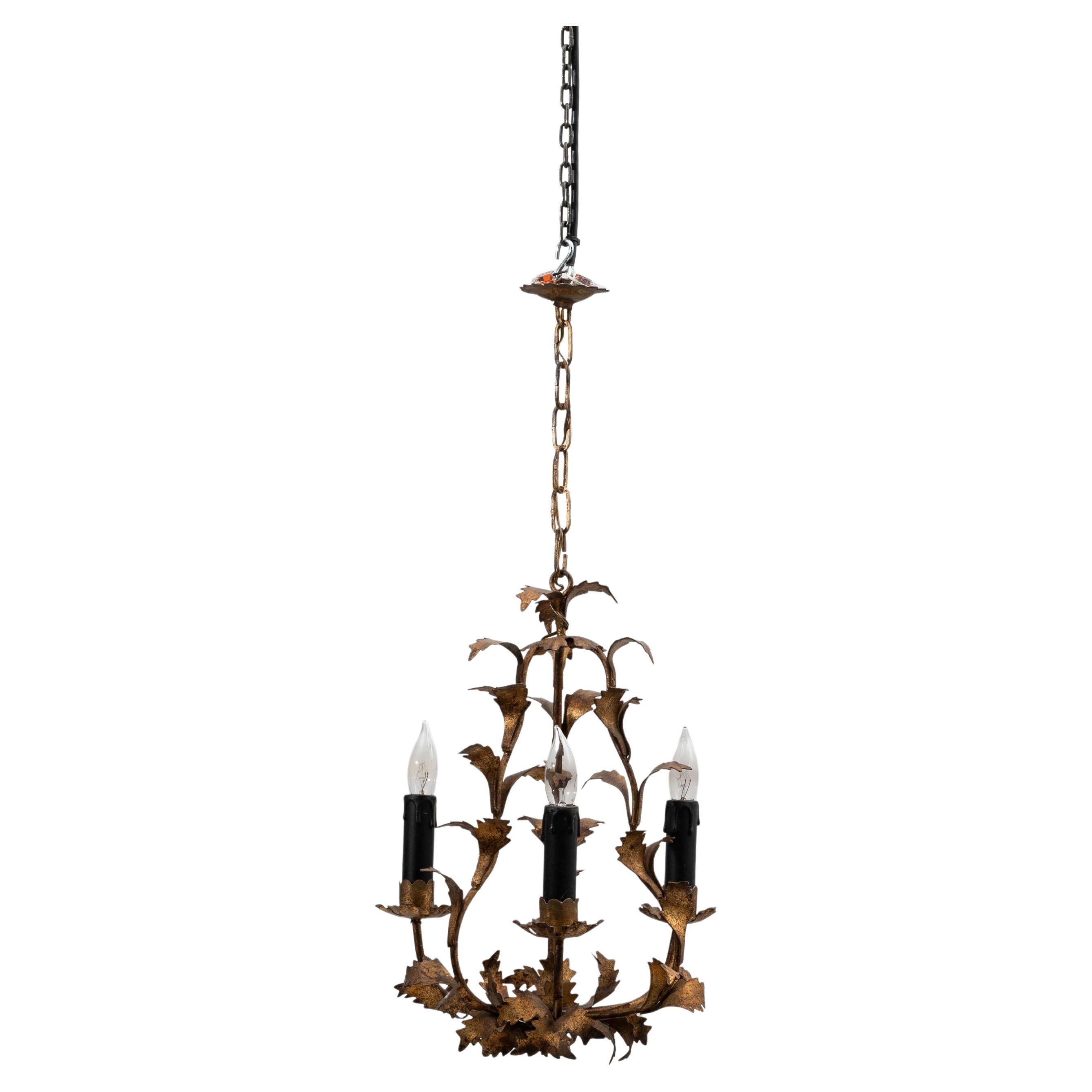 Lampadario italiano del XX secolo in metallo dorato con motivo a foglie