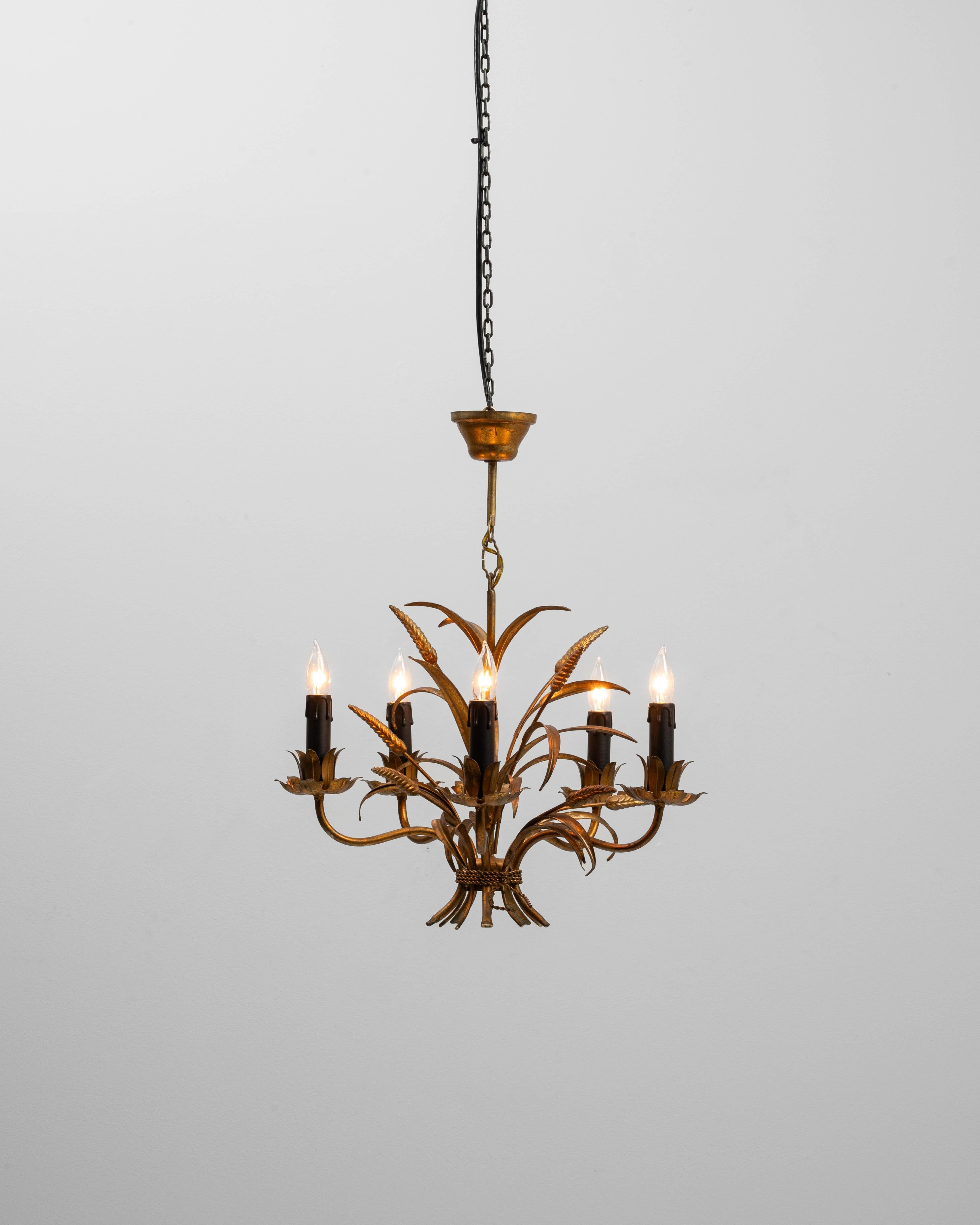Italiano Lampadario a covoni di grano in metallo dorato del XX secolo in vendita