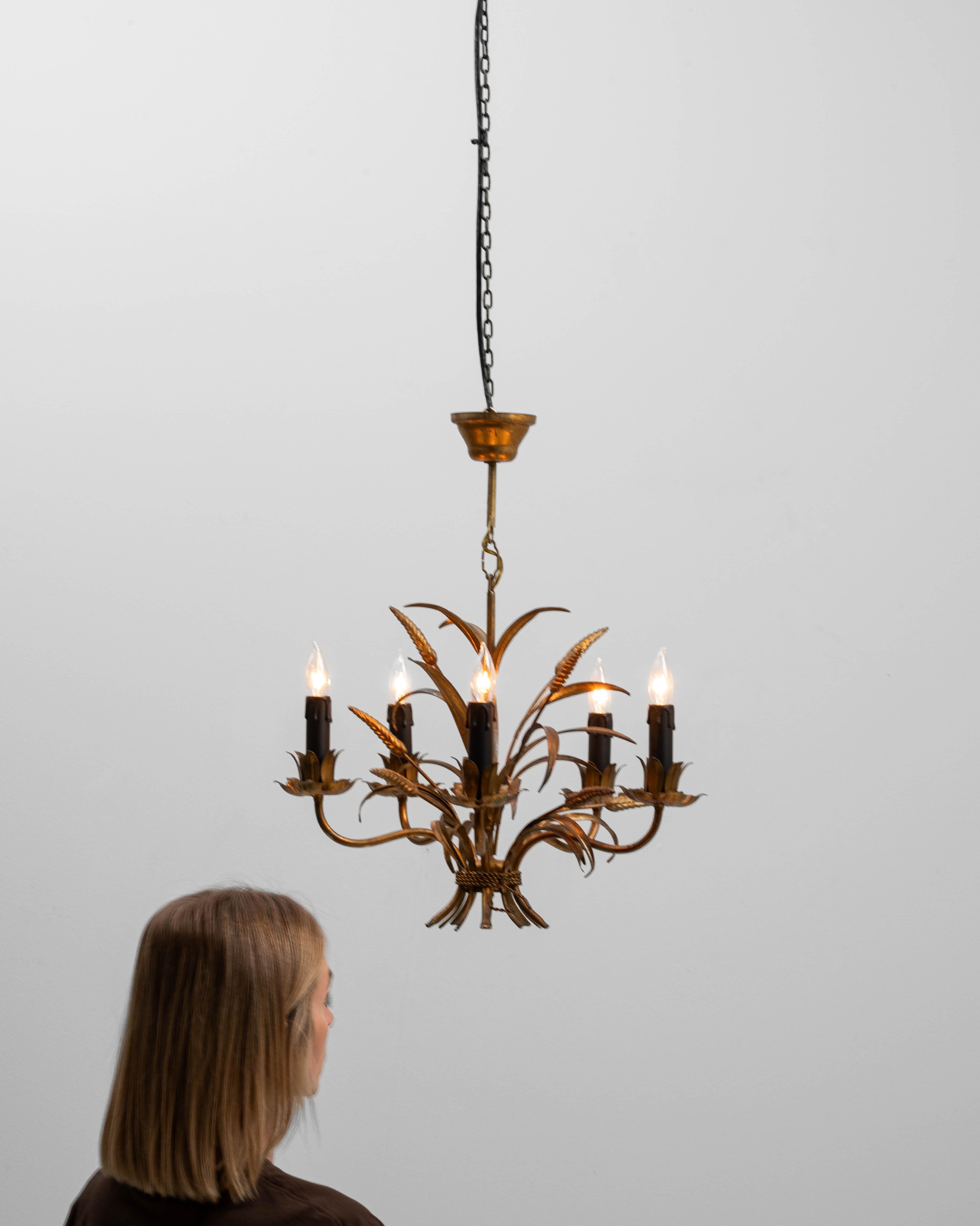 Lampadario a covoni di grano in metallo dorato del XX secolo In condizioni buone in vendita a High Point, NC