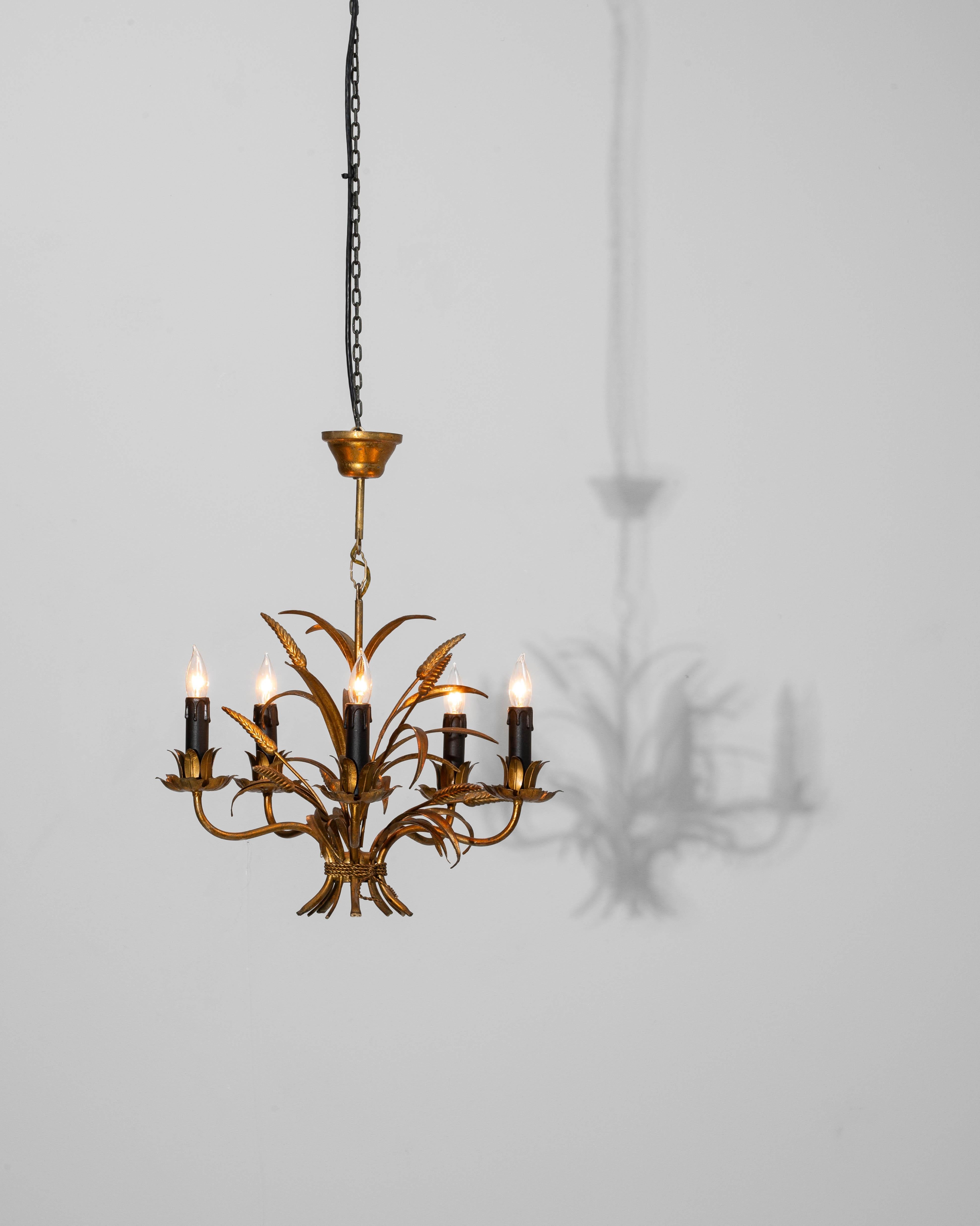 Lampadario a covoni di grano in metallo dorato del XX secolo in vendita 1