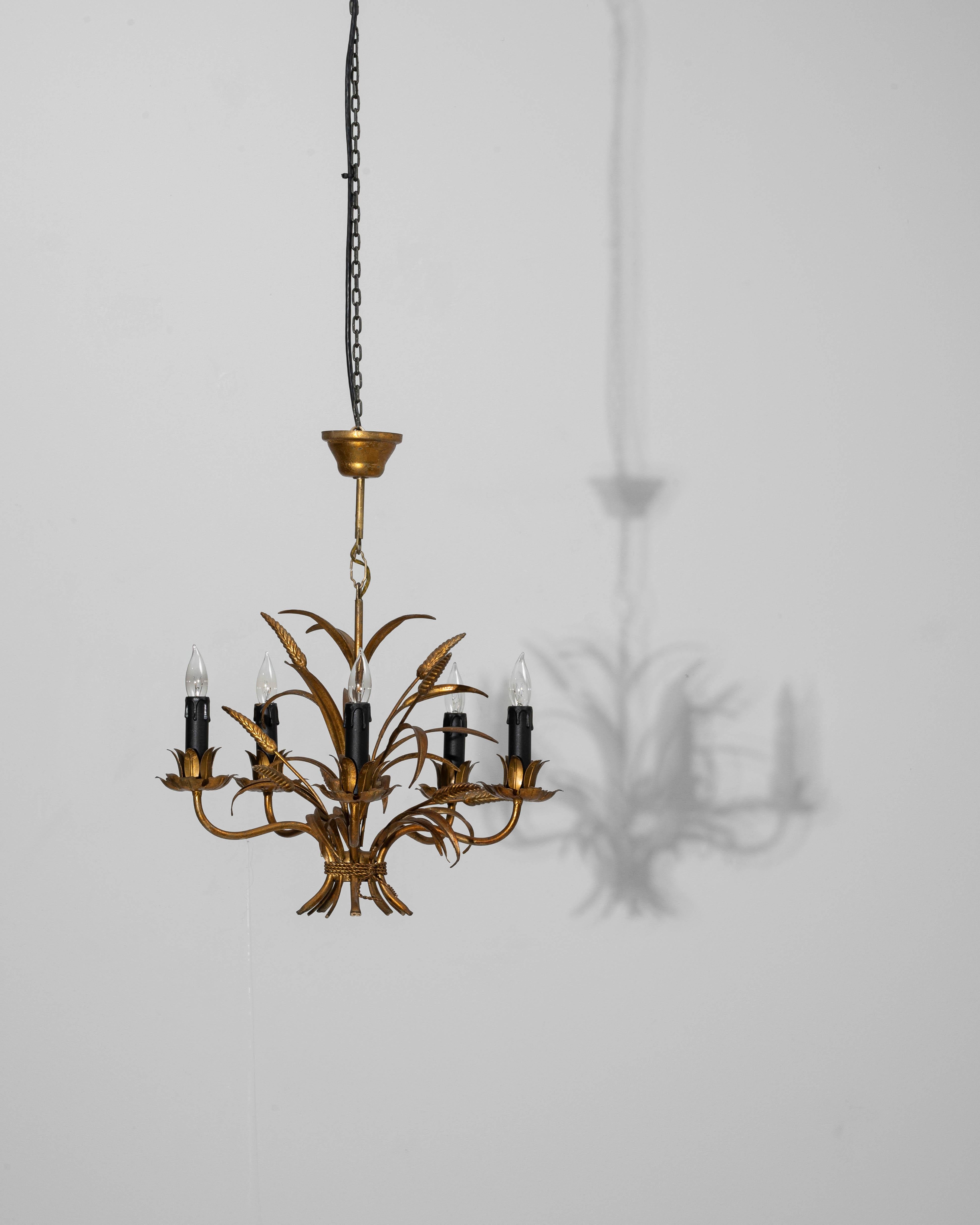 Lampadario a covoni di grano in metallo dorato del XX secolo in vendita 2