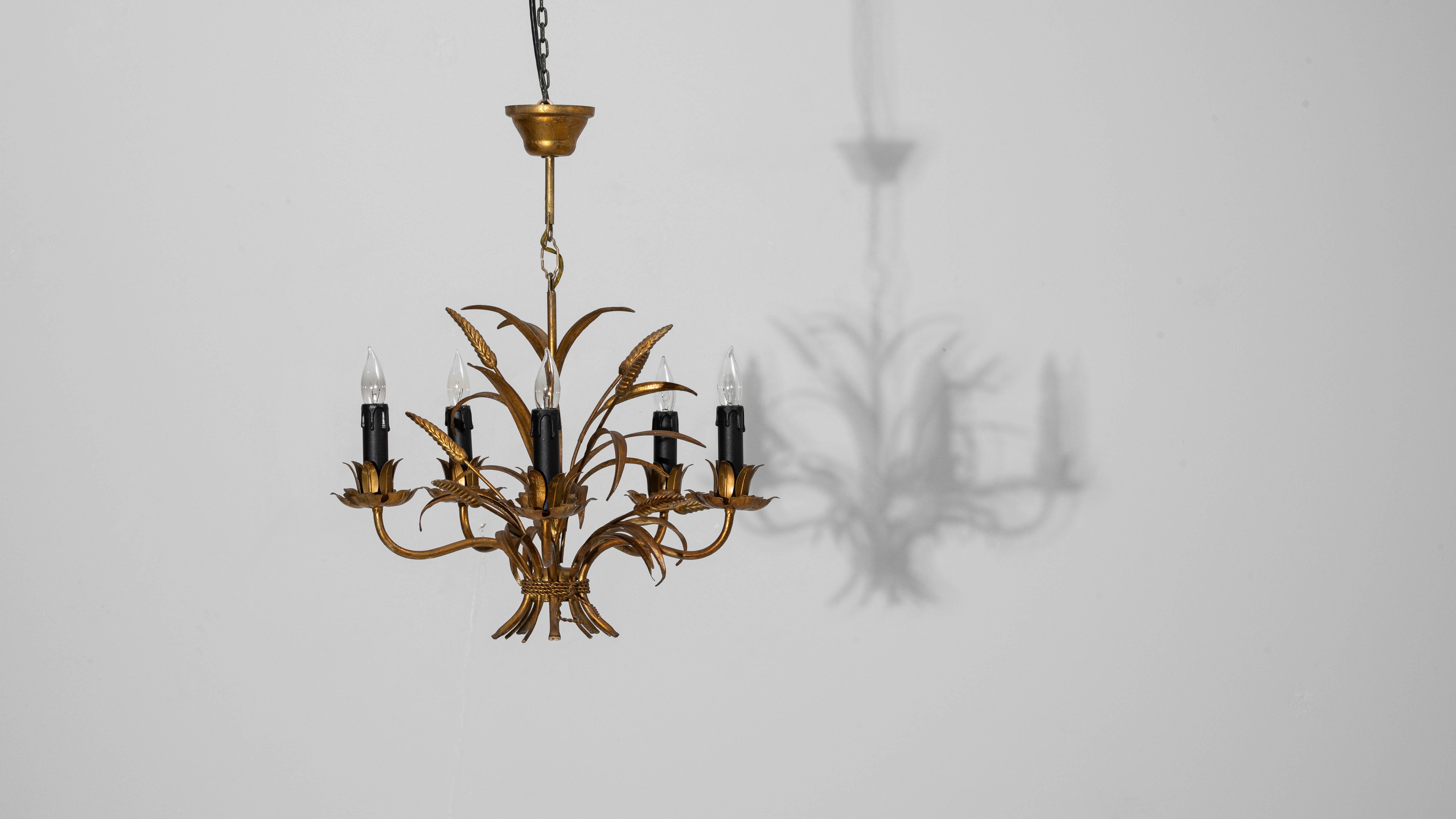 Lampadario a covoni di grano in metallo dorato del XX secolo in vendita 3