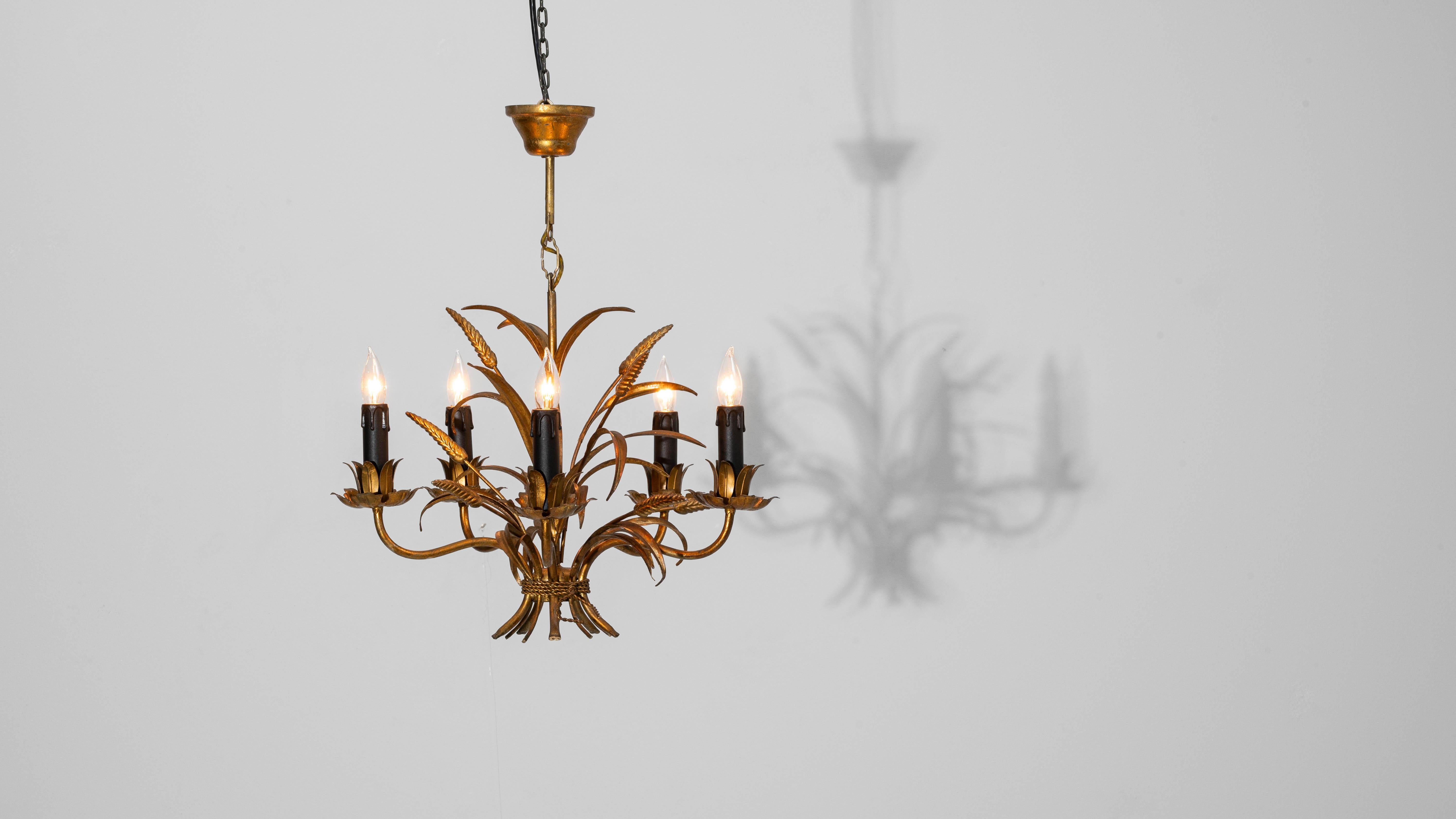 Lampadario a covoni di grano in metallo dorato del XX secolo in vendita 4