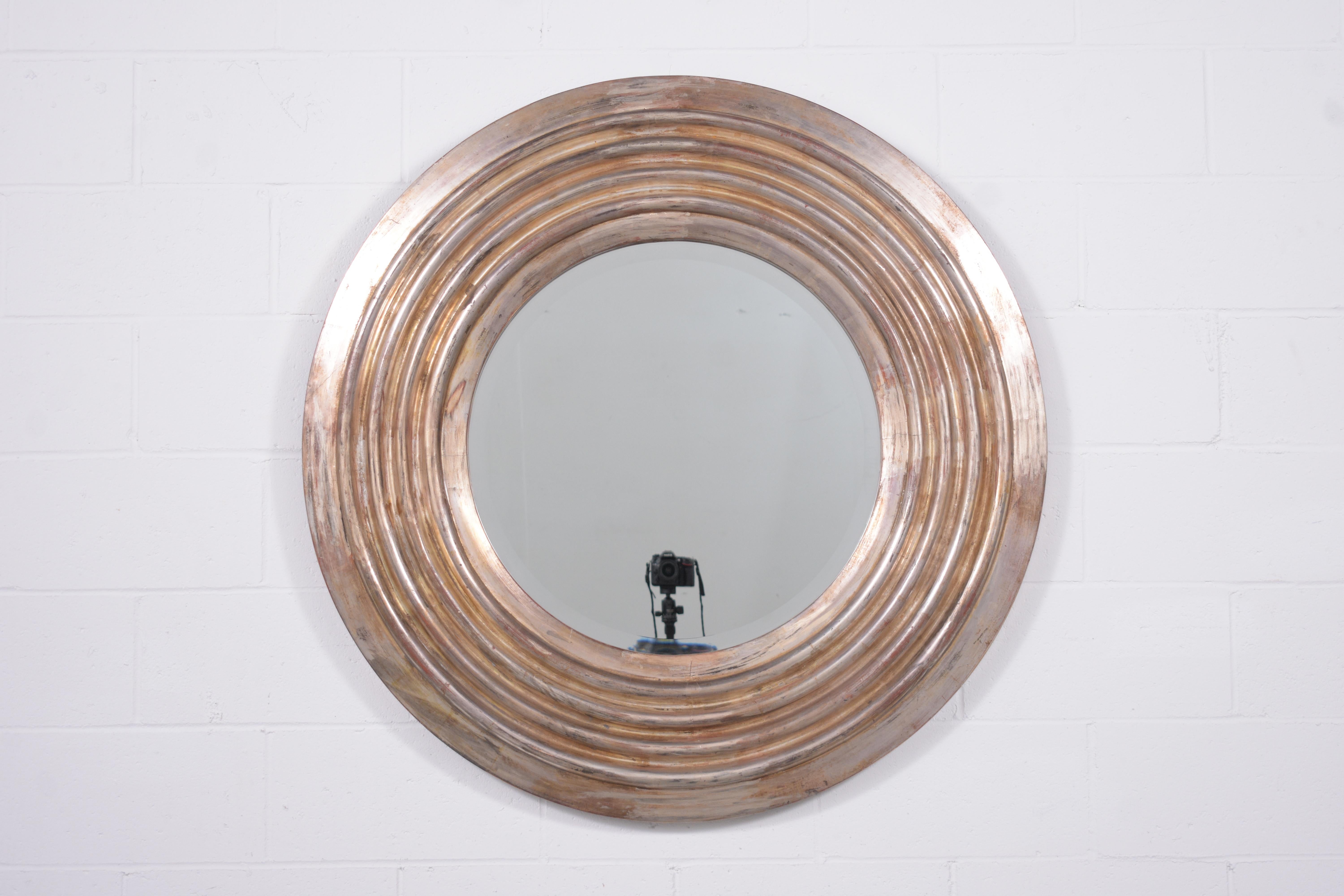 Découvrez le raffinement de l'art italien avec notre miroir mural circulaire italien récemment restauré. Cette pièce est une vitrine des compétences exceptionnelles de nos artisans internes, incarnant l'élégance et le design complexe synonymes de