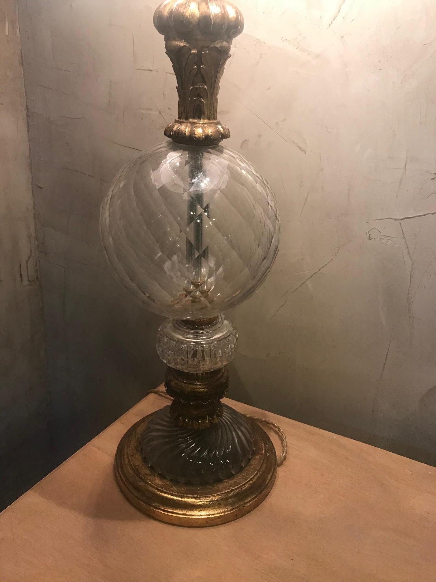 20th century Italian engraved and bubbled glass and golden wood table lamp from the 1920s. 
Beautiful quality.
There are three bulbs, two lighting enlightened thanks to a light switch and the middle one by another light switch. 
Good quality and