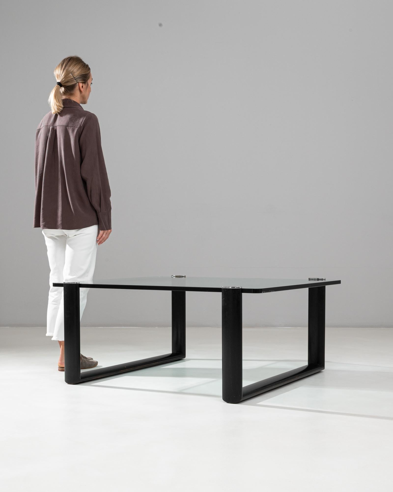 Table basse italienne en verre du 20e siècle sur base en bois en vente 6