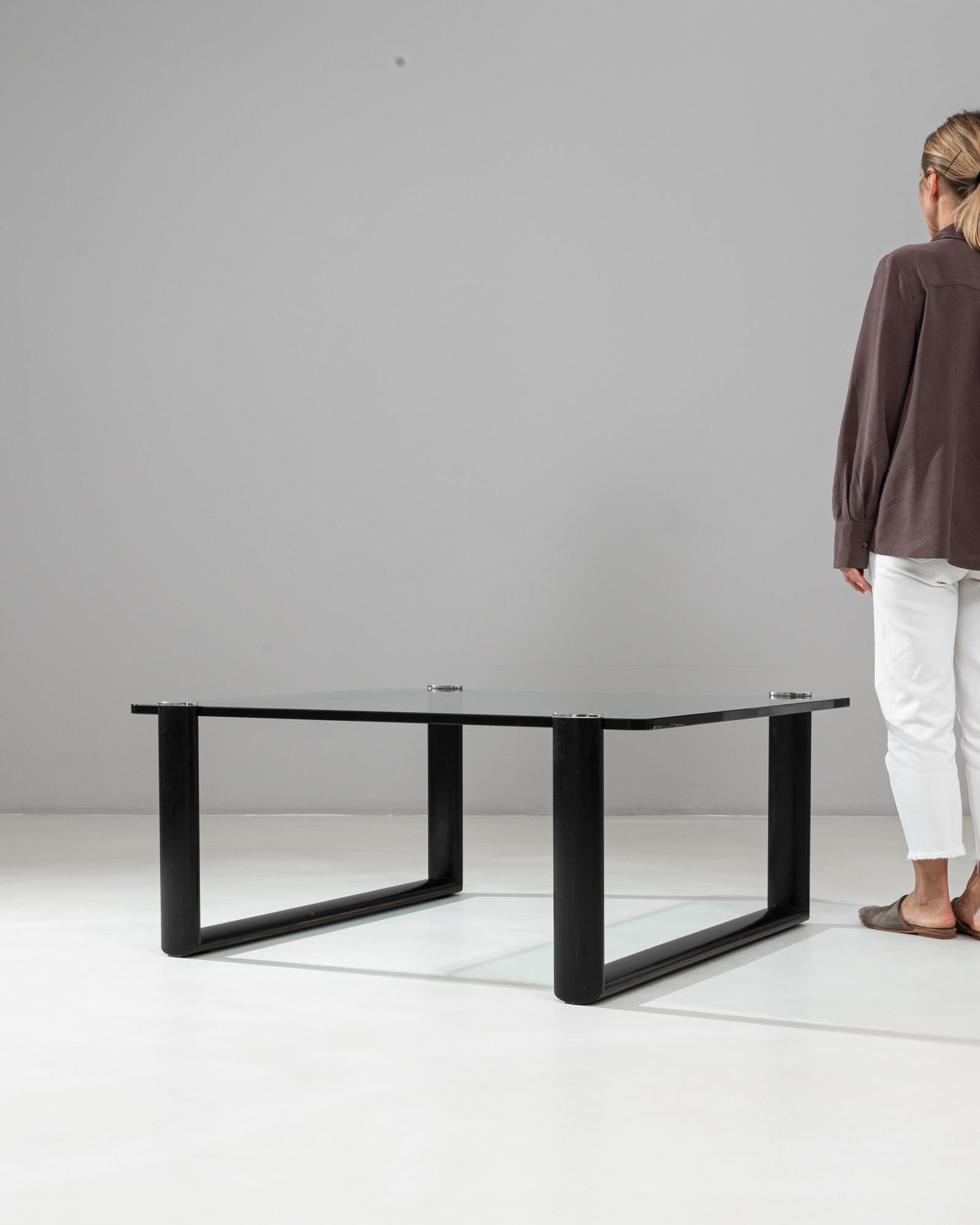 Table basse italienne en verre du 20e siècle sur base en bois en vente 7