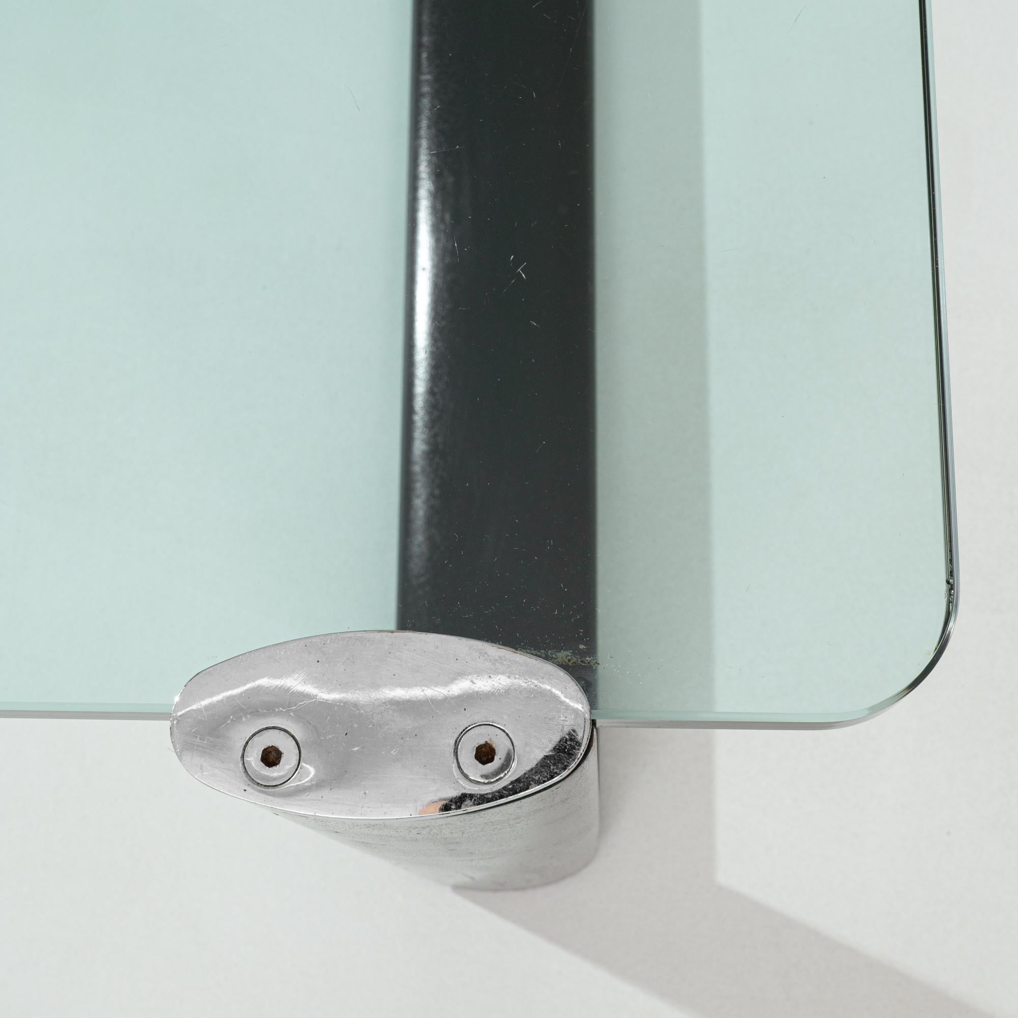 Table basse italienne en verre du 20e siècle sur base en bois en vente 11