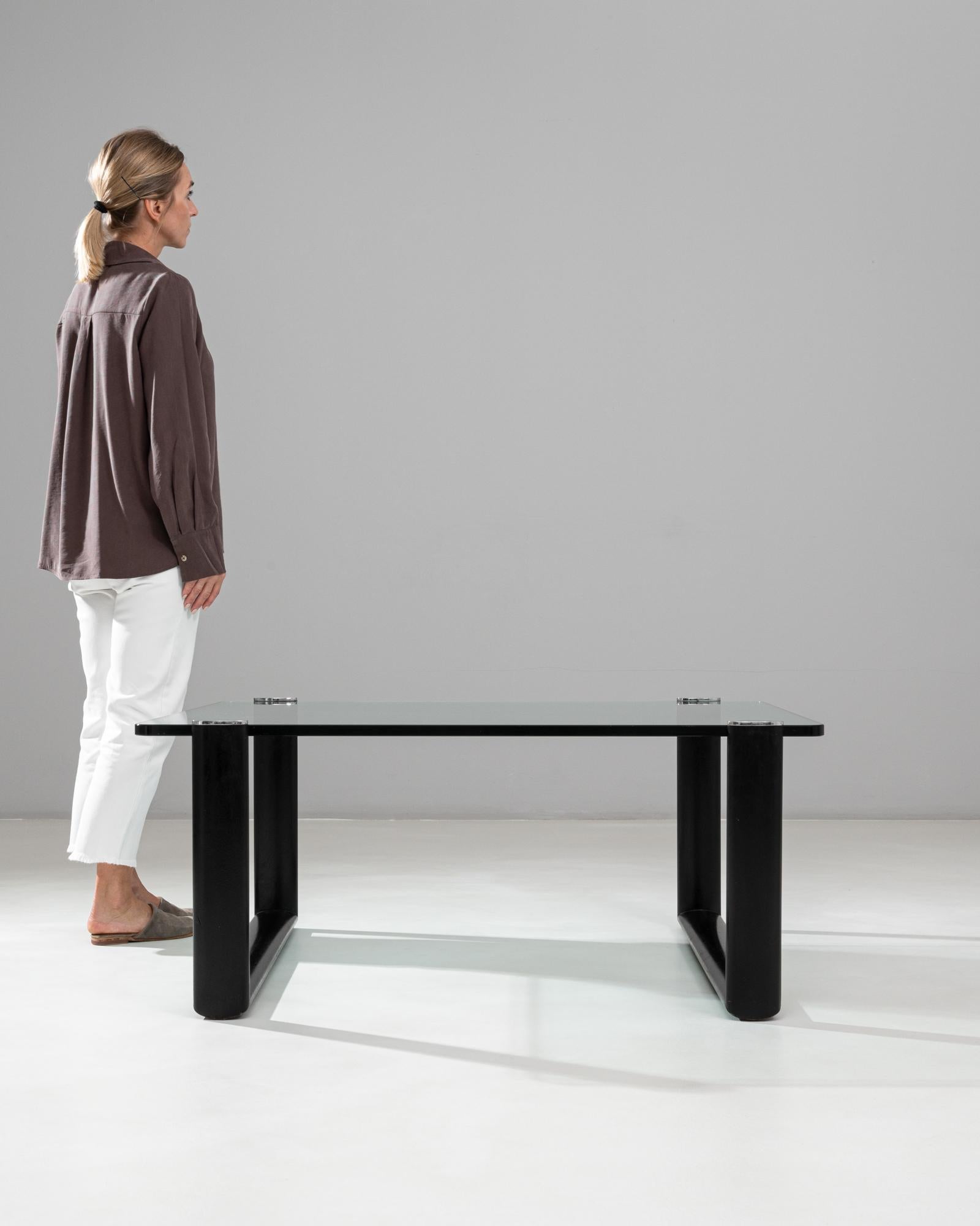 Table basse italienne en verre du 20e siècle sur base en bois Bon état - En vente à High Point, NC