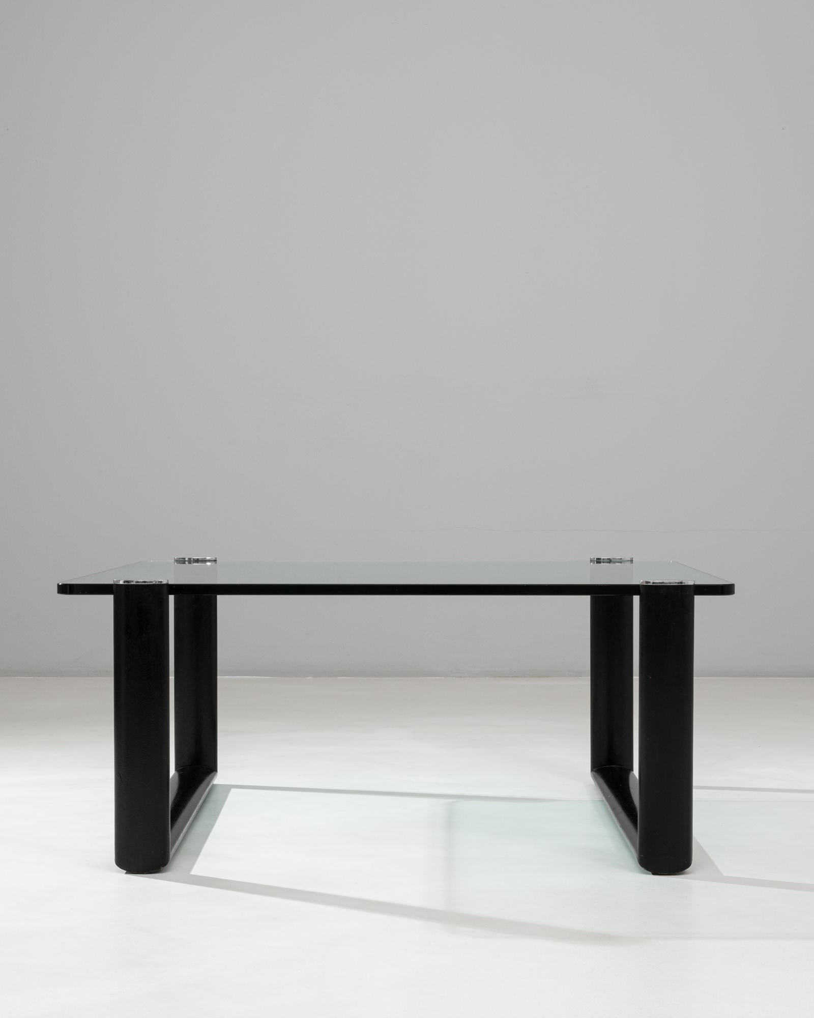 20ième siècle Table basse italienne en verre du 20e siècle sur base en bois en vente