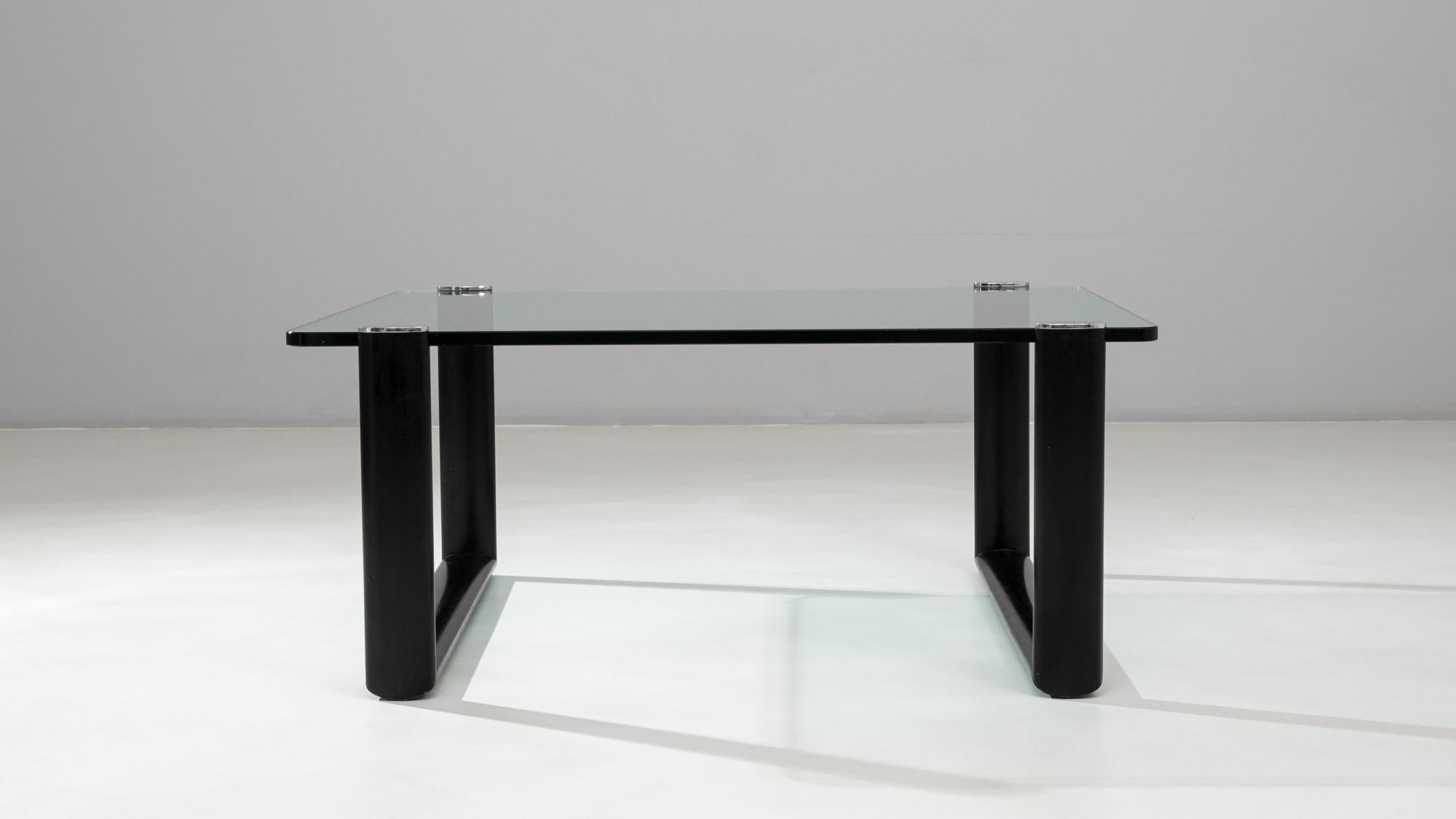 Verre Table basse italienne en verre du 20e siècle sur base en bois en vente