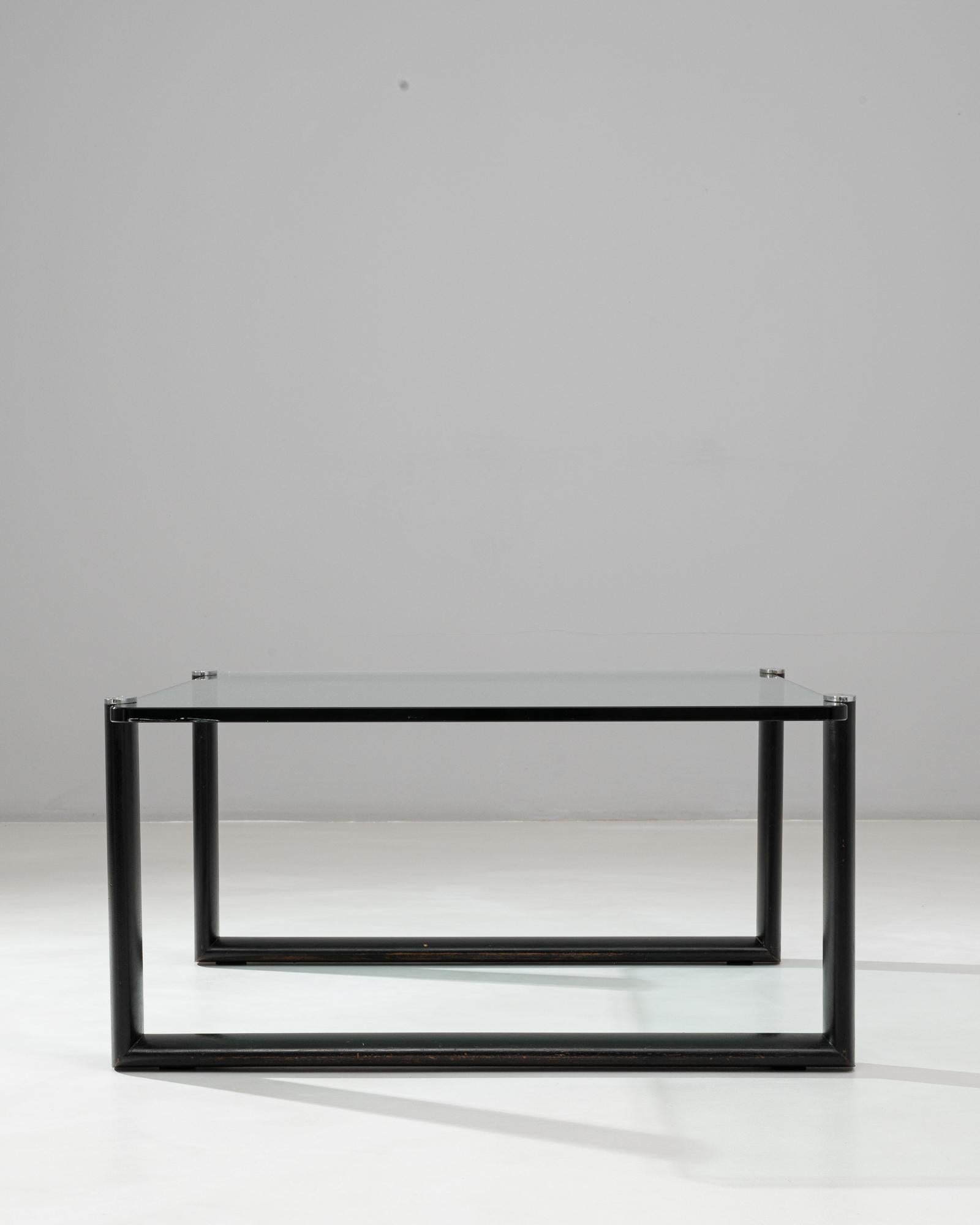 Table basse italienne en verre du 20e siècle sur base en bois en vente 1