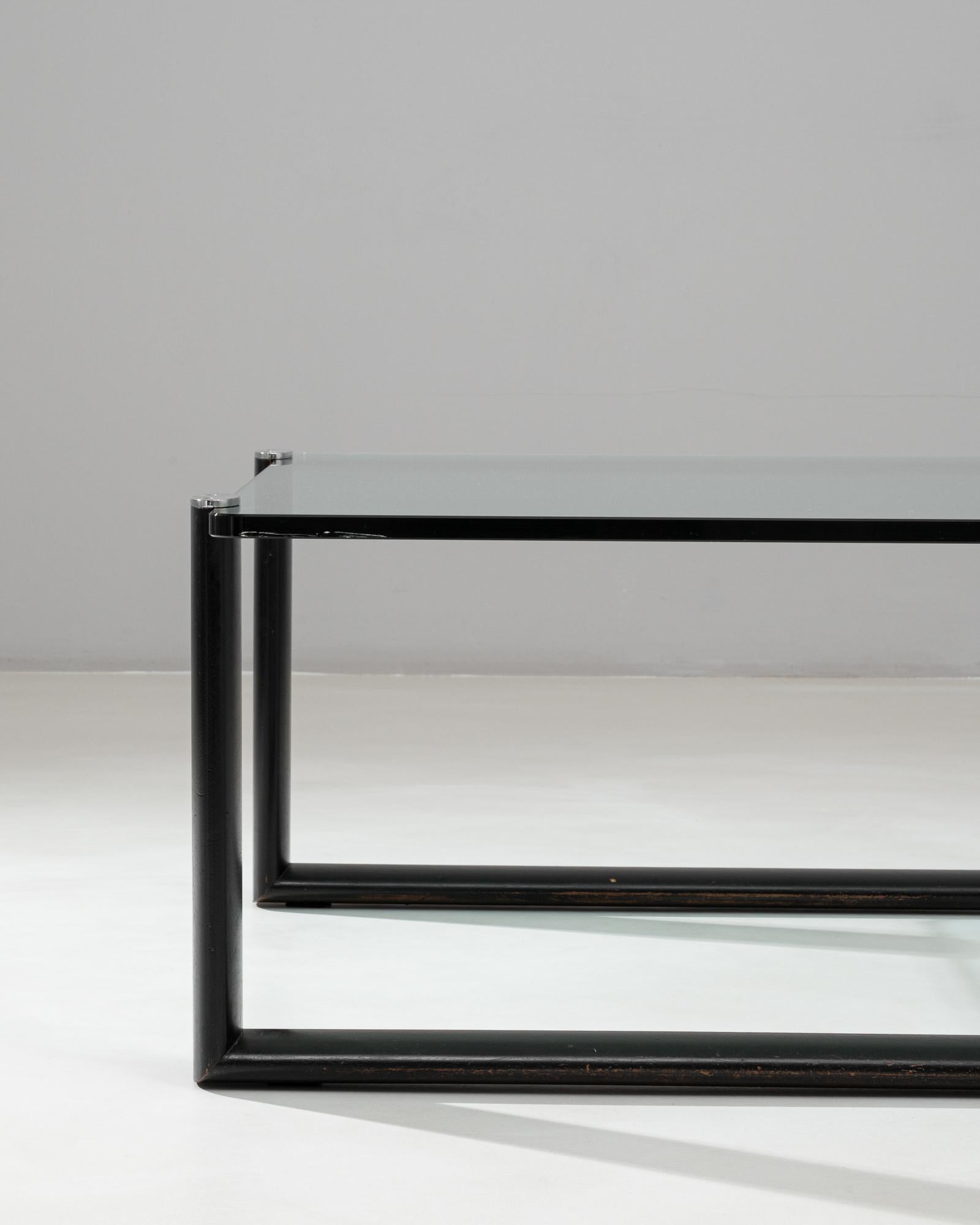 Table basse italienne en verre du 20e siècle sur base en bois en vente 2