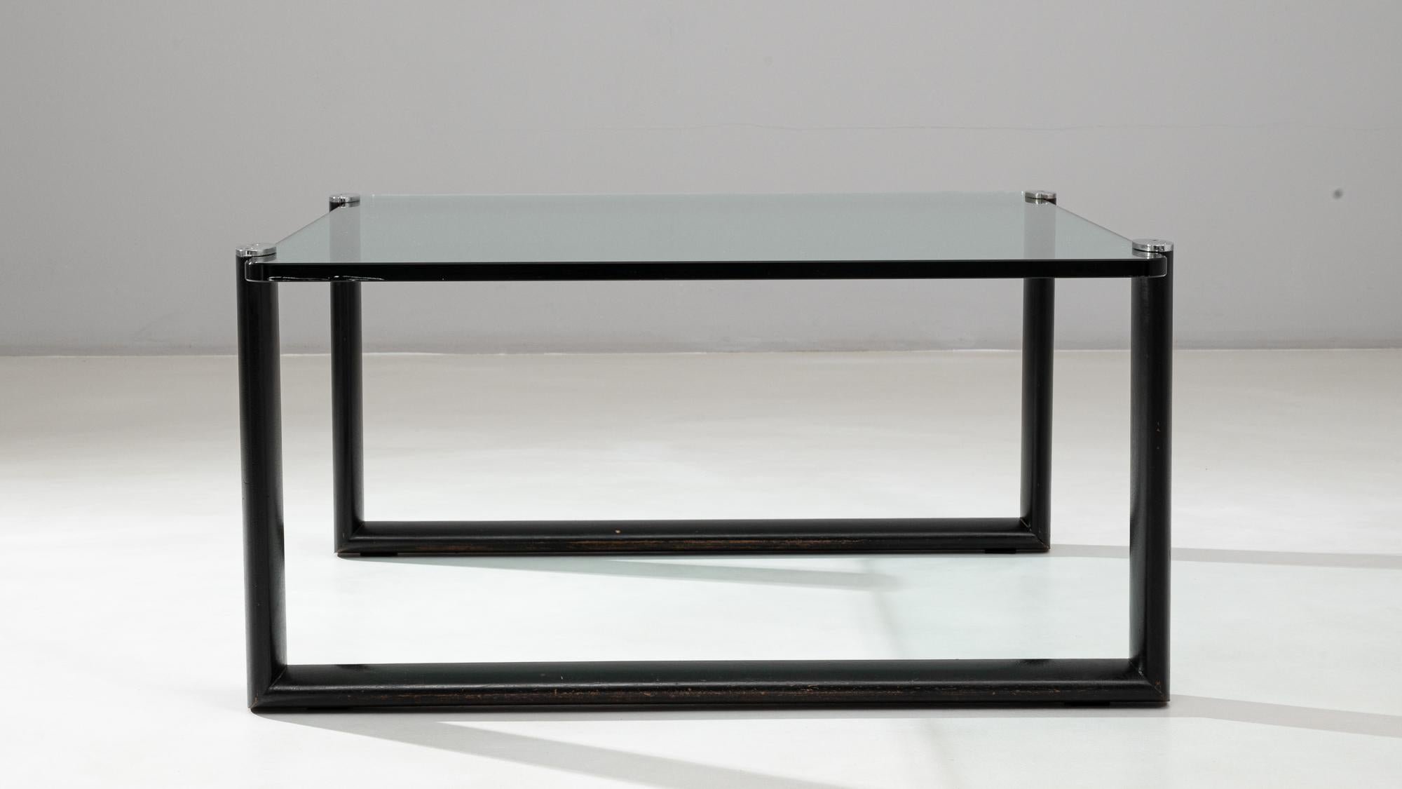 Table basse italienne en verre du 20e siècle sur base en bois en vente 3