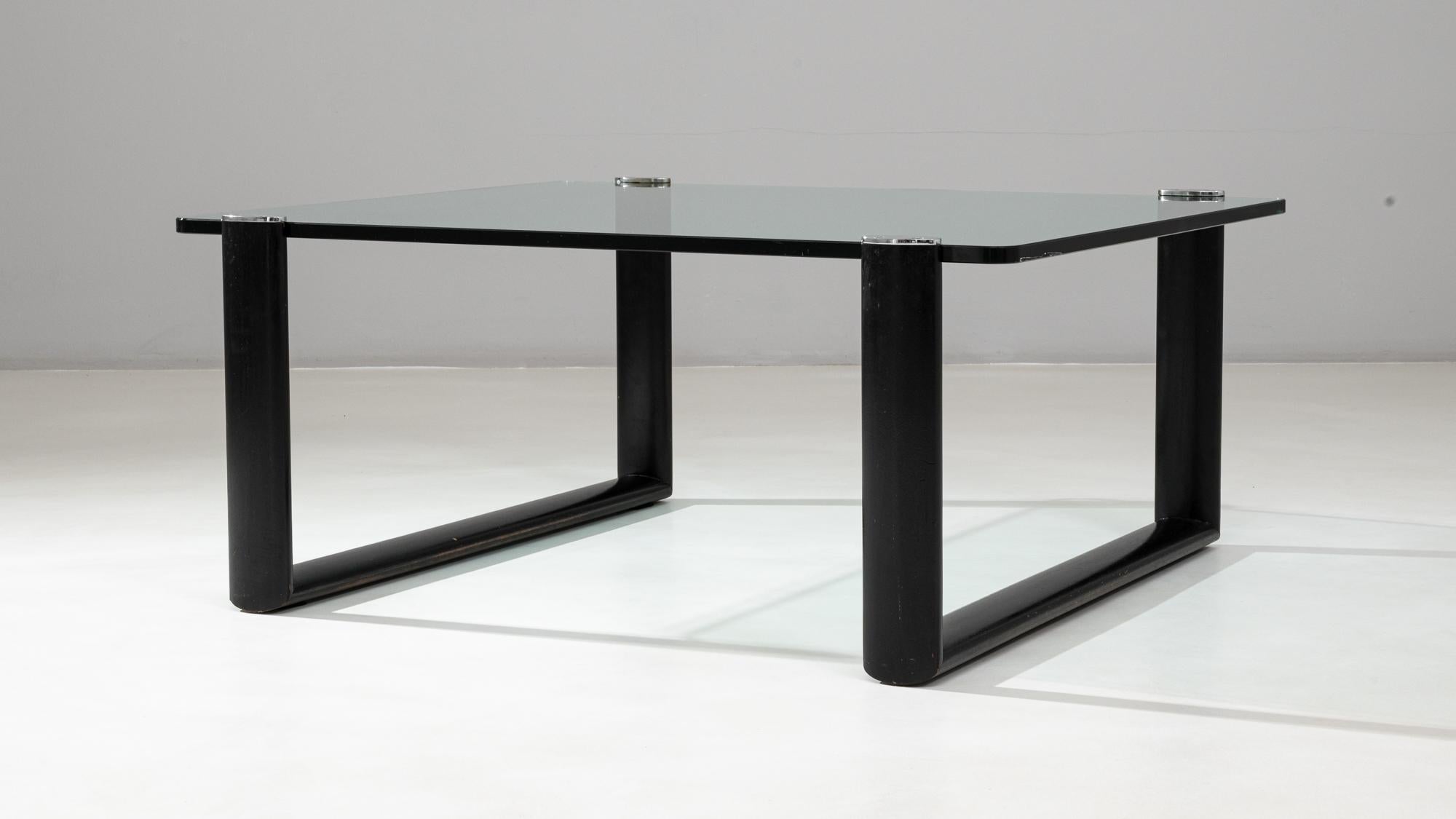 Table basse italienne en verre du 20e siècle sur base en bois en vente 4