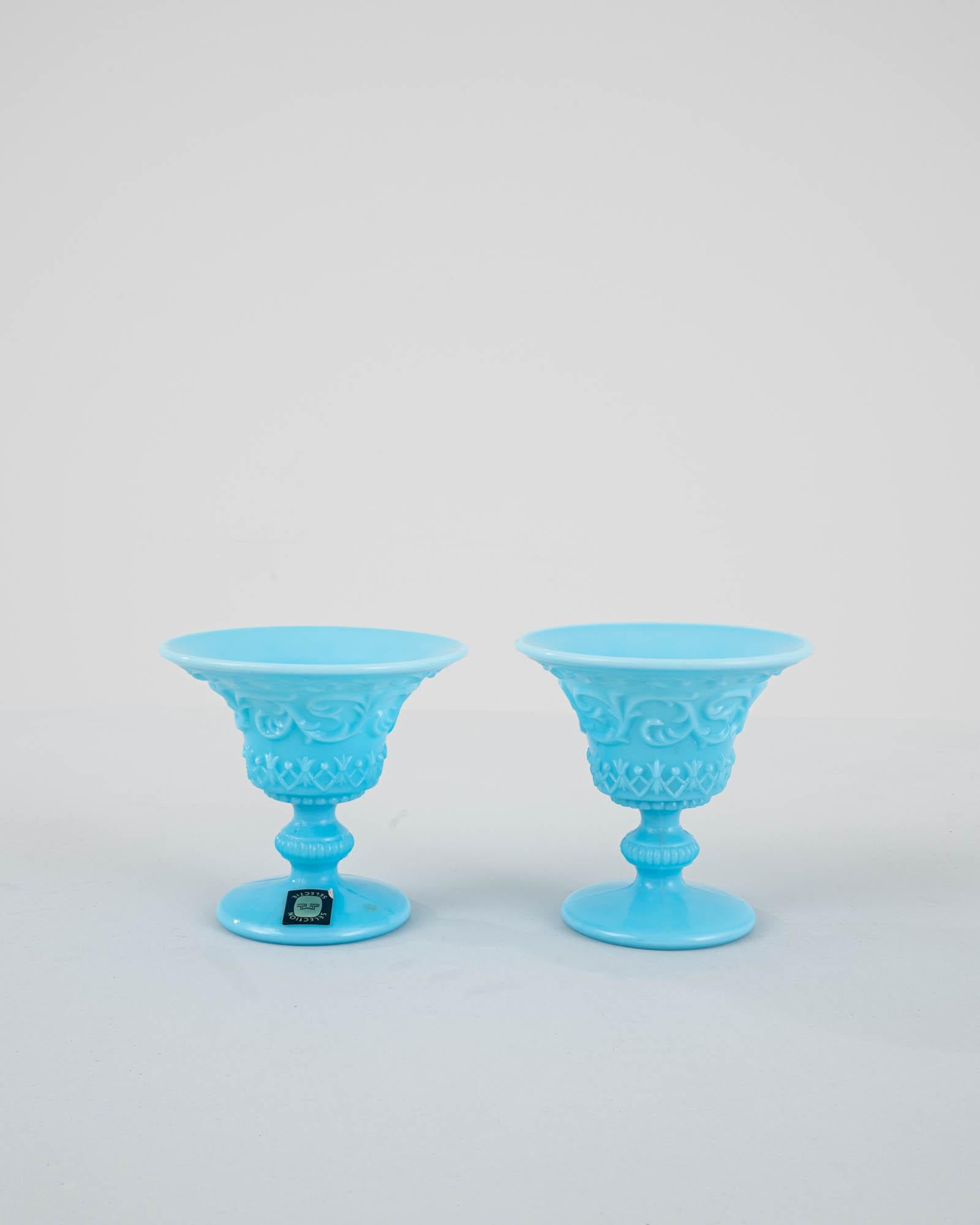 This pair of vintage glass cups are a delight to behold. Made in Italy in the 20th century, the wide lip of the bell-shaped cup indicates that this set could have been used for serving ice cream or similarly delectable desserts. The cup is decorated