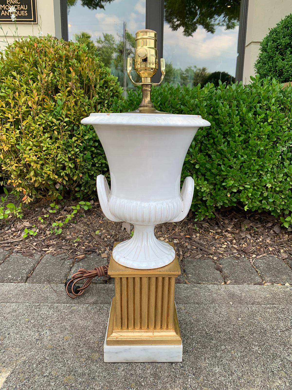 20th century Italian glazed terracotta urn lamp on giltwood and marble base
New wiring
Measures: 8