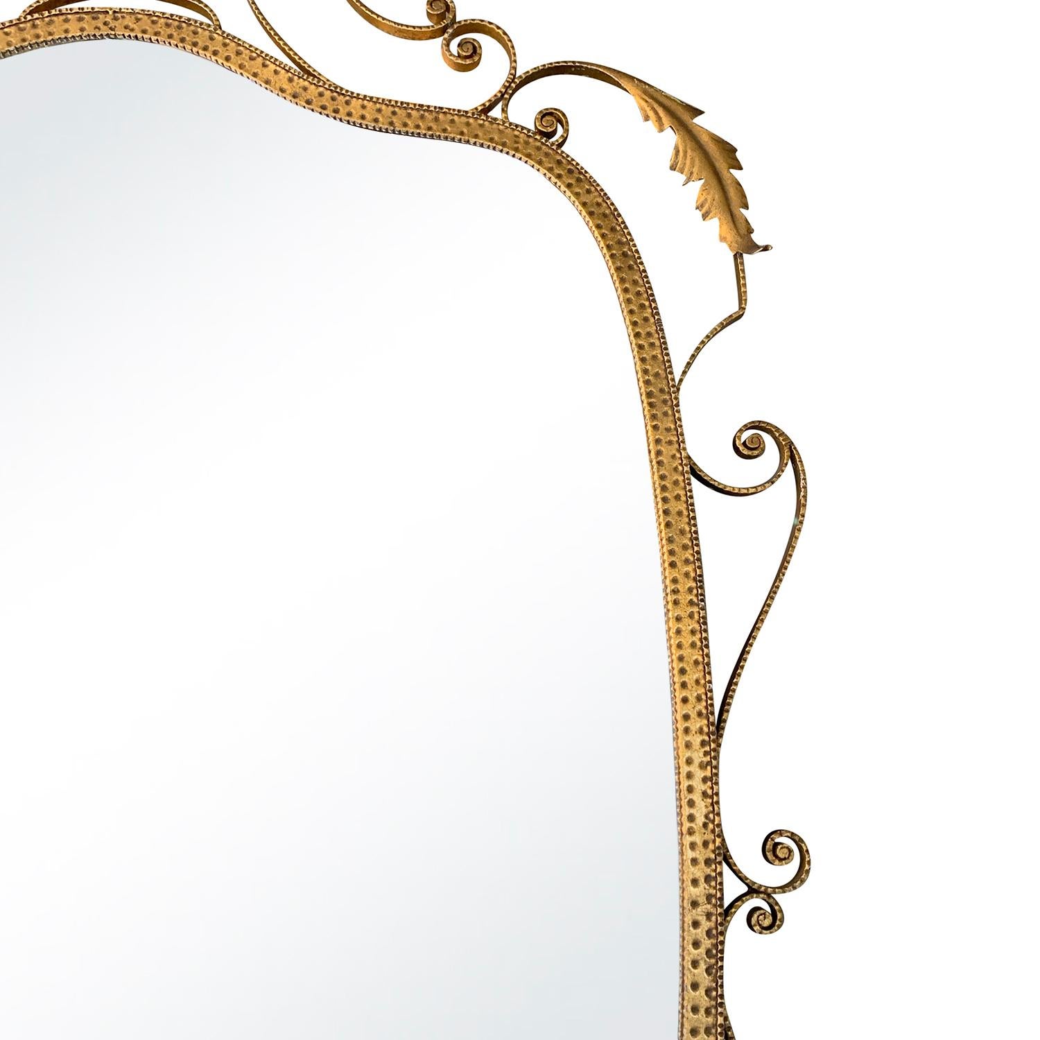 Ein goldener, großer, ovaler italienischer Wandspiegel aus der Mitte des Jahrhunderts aus handgefertigtem, vergoldetem Metall mit originalem Spiegelglas, entworfen von Pier Luigi Colli, in gutem Zustand. Der Metallrahmen ist mit verführerischen