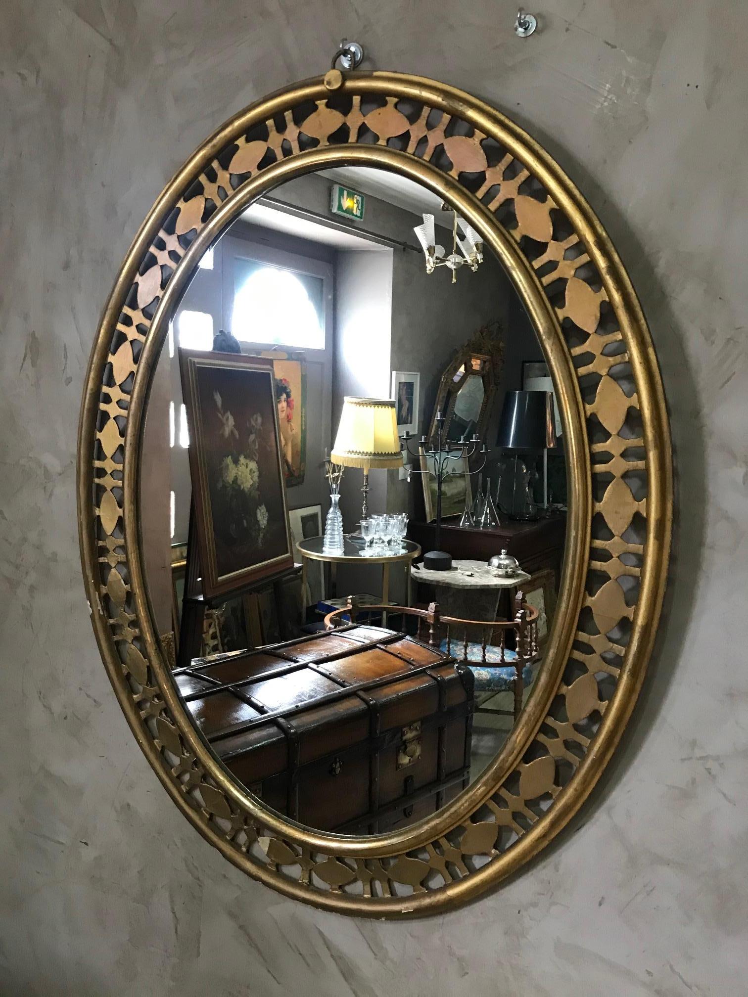 Beautiful 20th century Italian golden wood oval mirror from the 1940s.
Very nice wood cutting work.
Stamp of the Italian manufacturer at the back.
Large size.