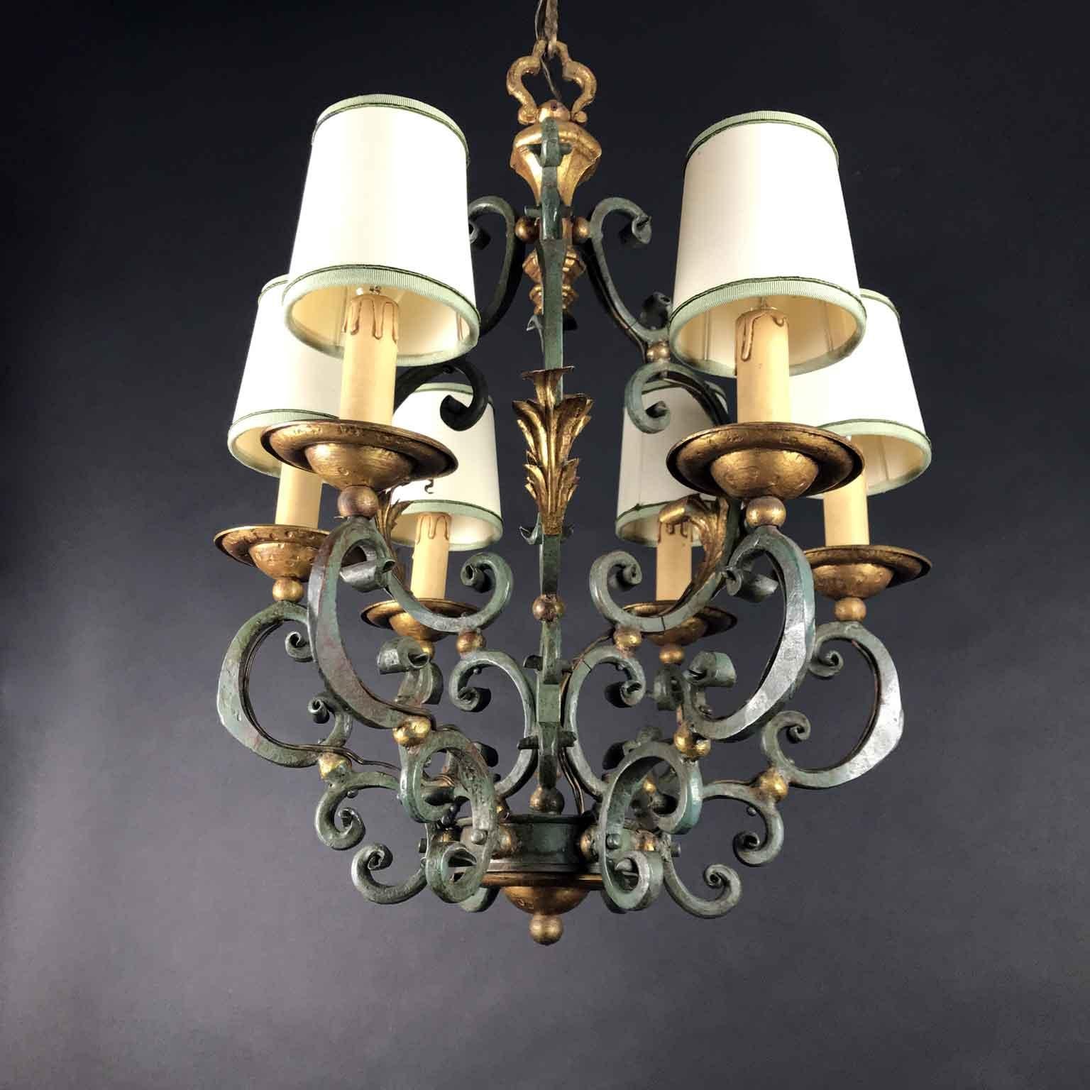 Elegant 20th century Italian dusty gray painted and partially gilt-leaf chandelier, bird cage wrought iron scrolling structure, forged with foliate motifs, with six arms ending with E14 light bulbs.
White lampshade for display only - not included