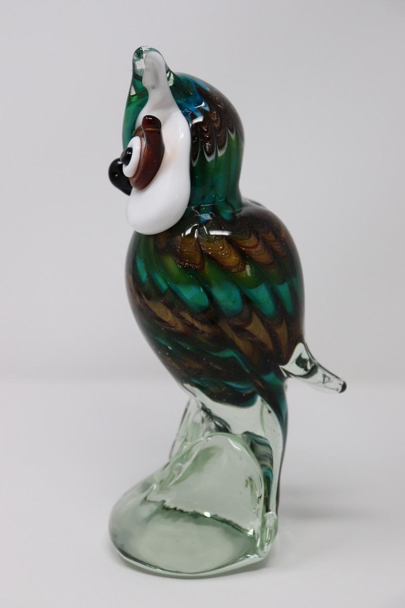 Il vetro di Murano è famoso per la sua eccezionale qualità e per la stimata tradizione artigianale che risale a secoli fa. Questa scultura di gufo in vetro di Murano soffiato a mano cattura l'essenza di questa Venerabile forma d'arte. La tavolozza