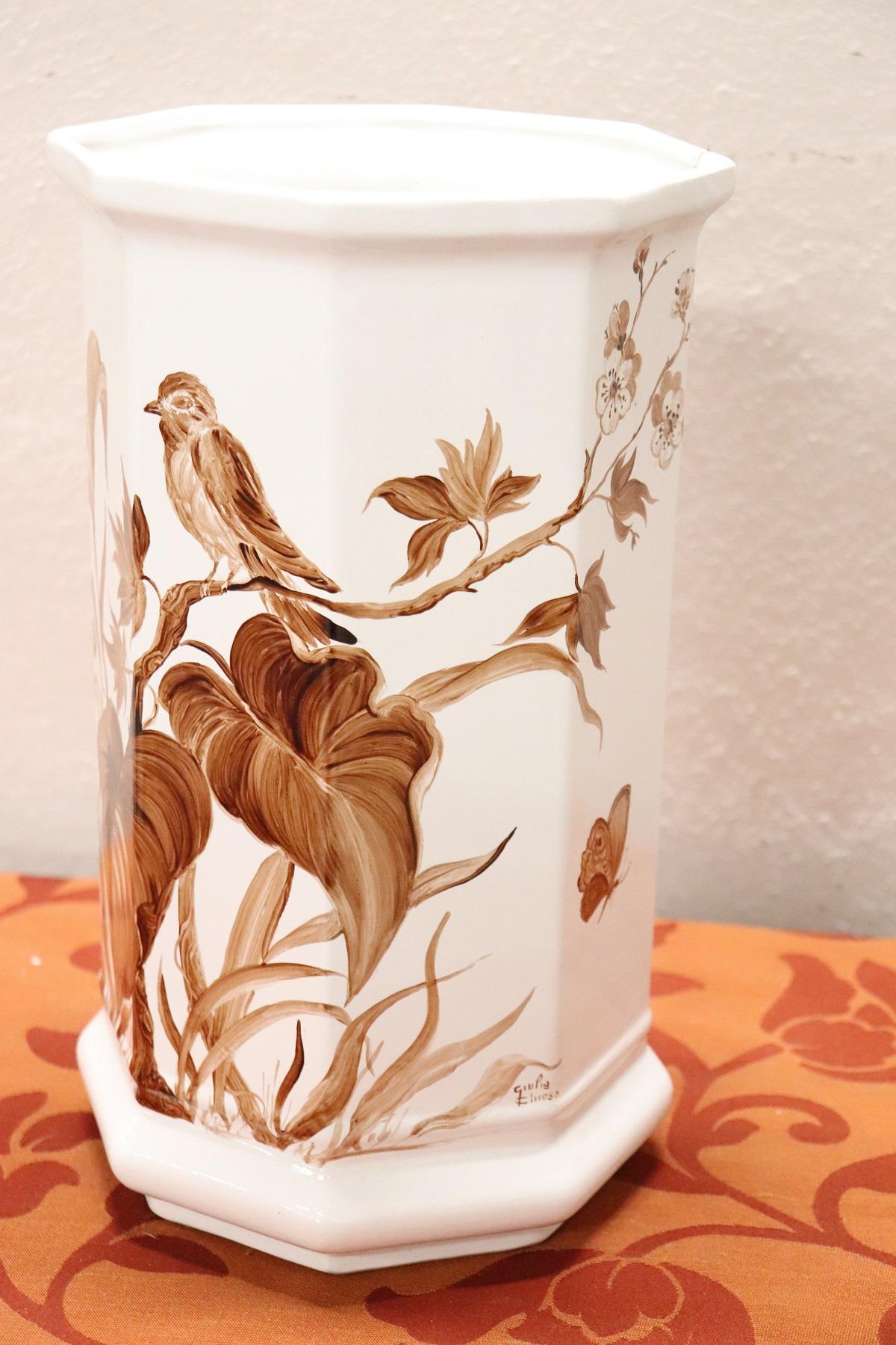 Magnifique vase italien en céramique blanche finement peinte à la main par l'artiste Giulia Chioso. Signé. Parfait pour contenir des fleurs !
   