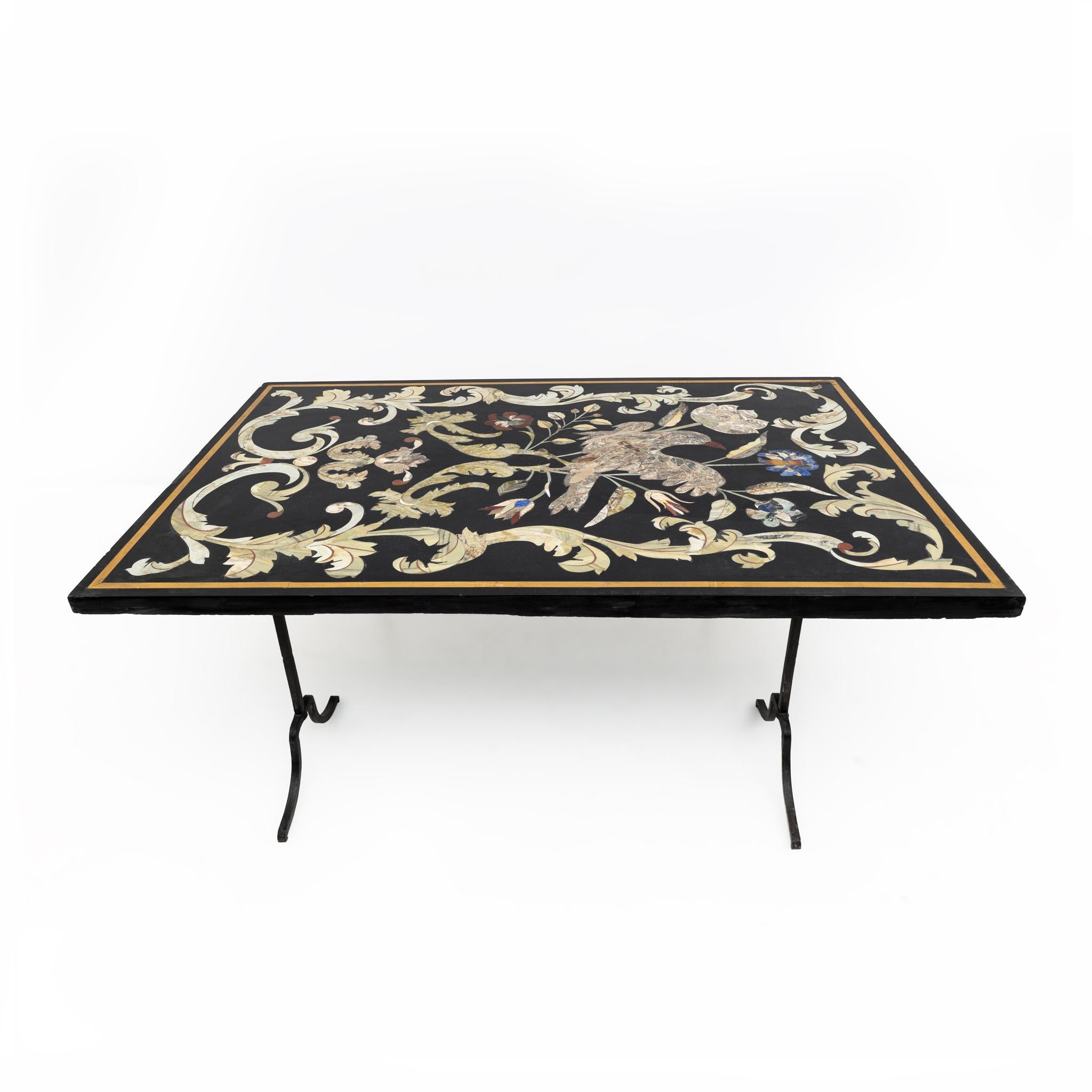 Table basse en marbre précieux incrusté de pierres précieuses, dont le lapis-lazuli.
Le plateau en marbre est une toile précieuse agrémentée d'incrustations de pierres précieuses, ajoutant une couche d'opulence et d'originalité. Cette table est non