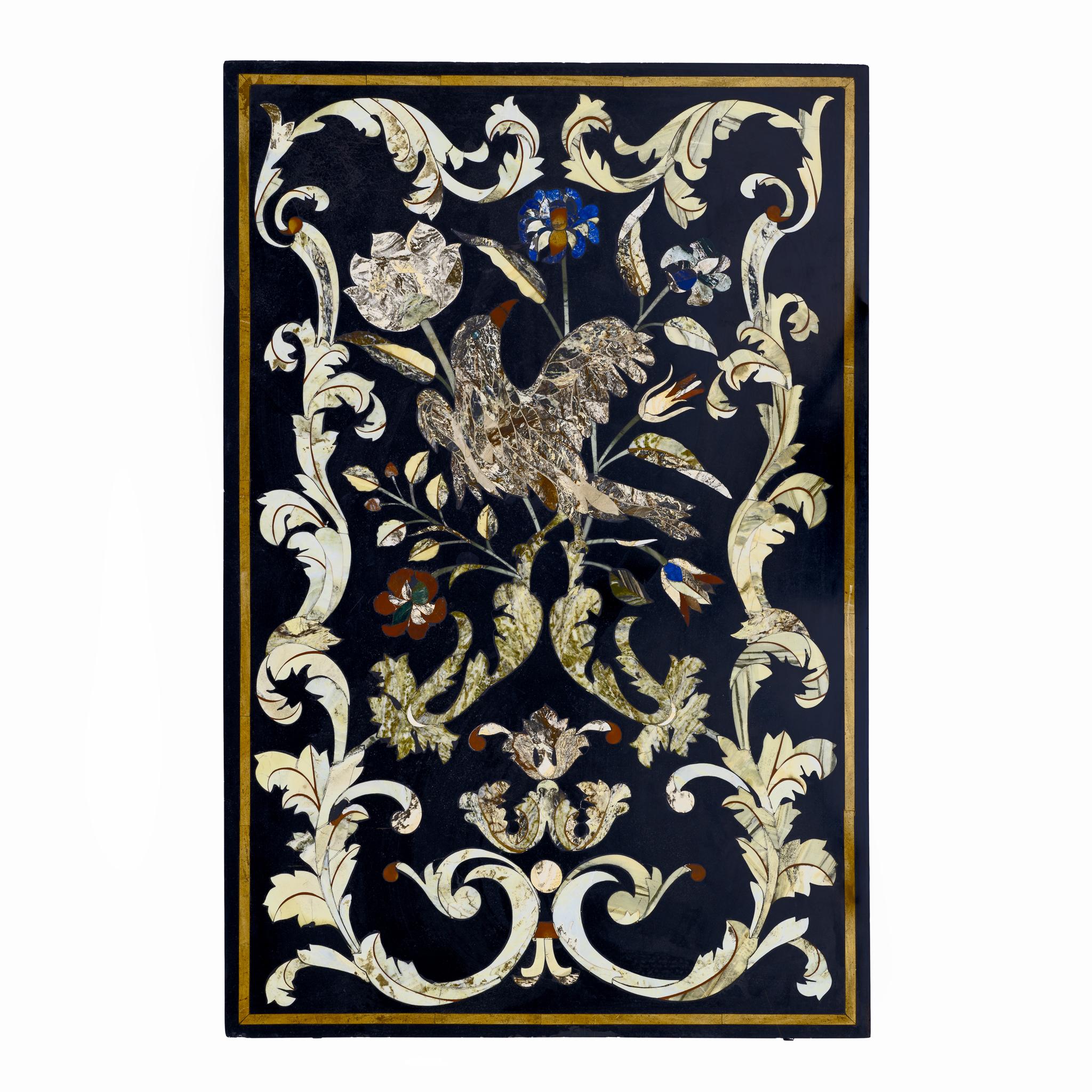 20ième siècle Table basse italienne du 20ème siècle en fer forgé avec cadre et plateau en marbre incrusté en vente