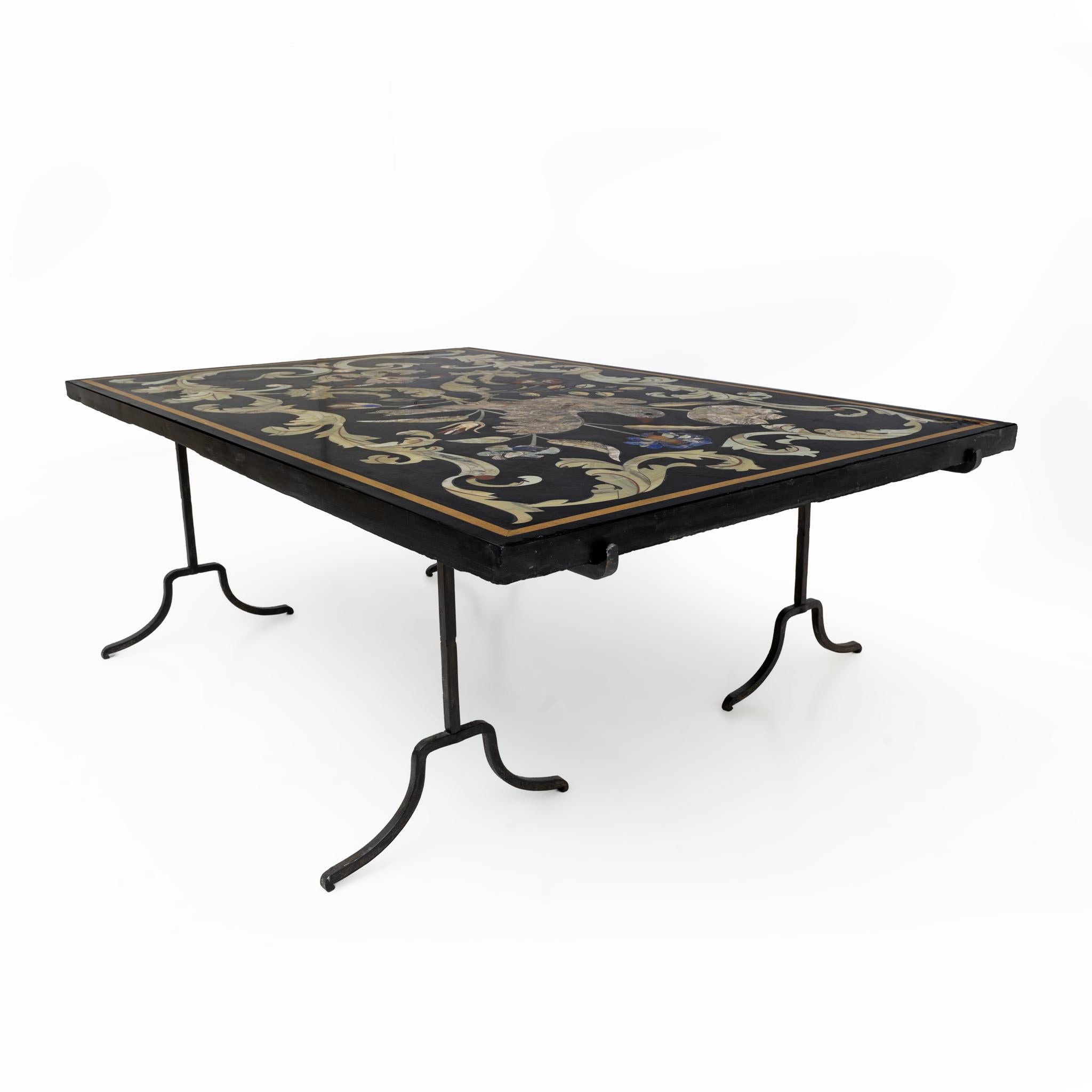 Lapis-lazuli Table basse italienne du 20ème siècle en fer forgé avec cadre et plateau en marbre incrusté en vente
