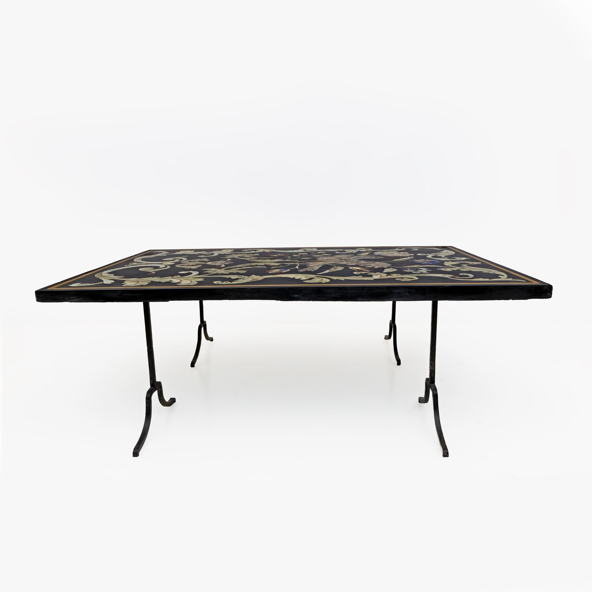 Table basse italienne du 20ème siècle en fer forgé avec cadre et plateau en marbre incrusté en vente 1