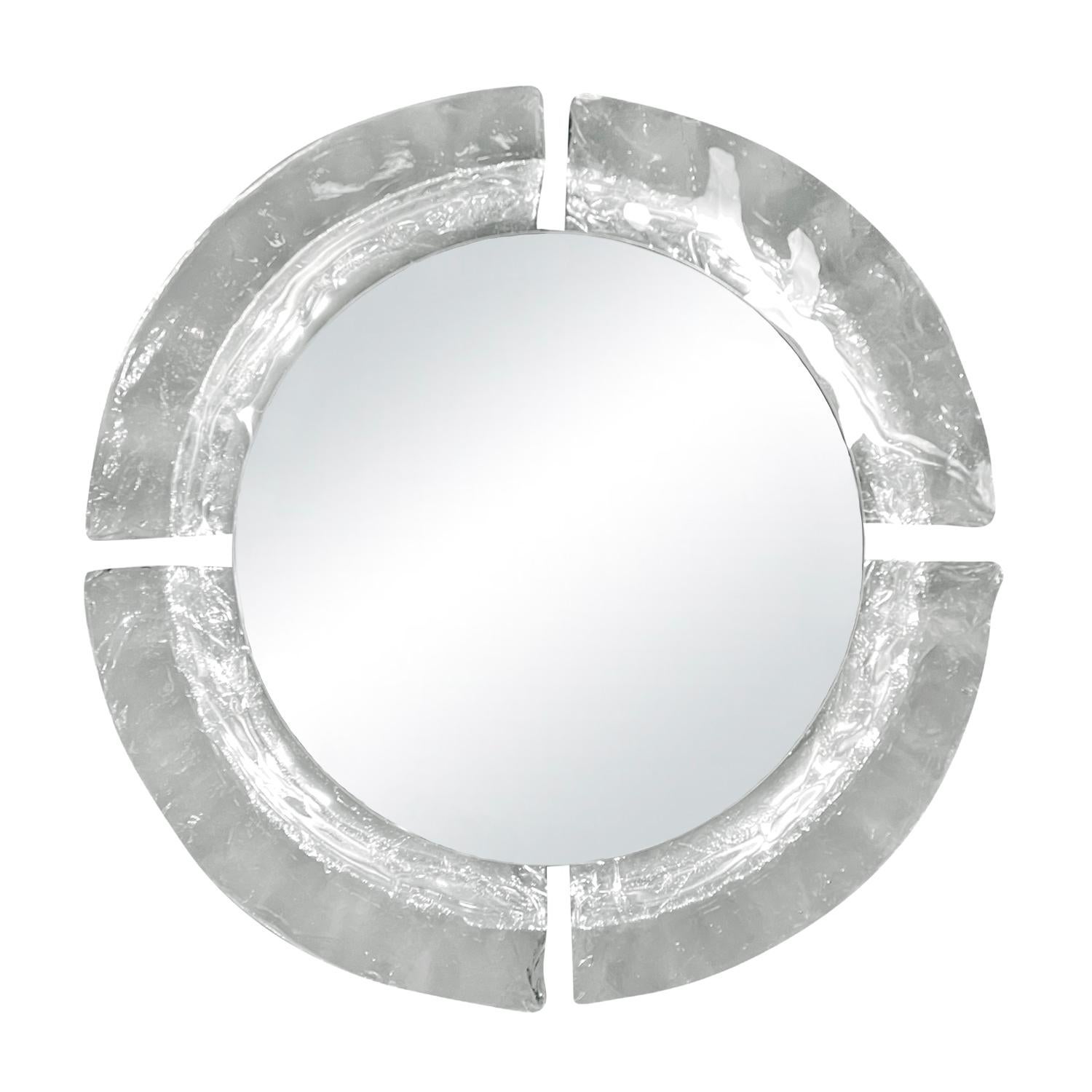 Ein dicker, runder, italienischer Mid-Century Modern Wandspiegel aus mundgeblasenem Muranoglas mit seinem originalen Spiegelglas, hergestellt von Mazzega in gutem Zustand. Der beleuchtete Wandspiegel ist mit vier Lichtfassungen auf der Rückseite
