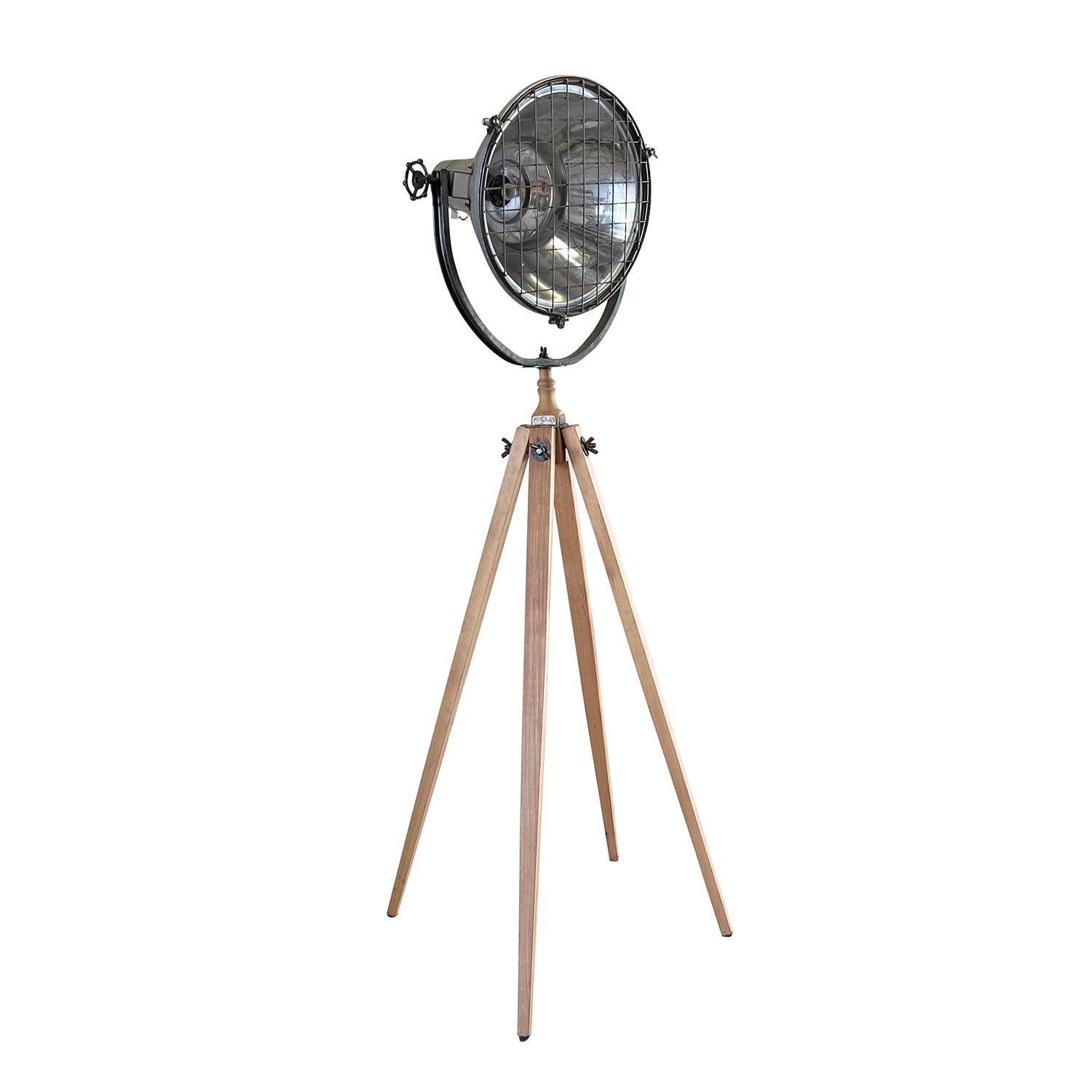 20th Century Italian Industrial Style Metal Spotlight - Theatre Pine Floor Light In Good Condition For Sale In West Palm Beach, FL