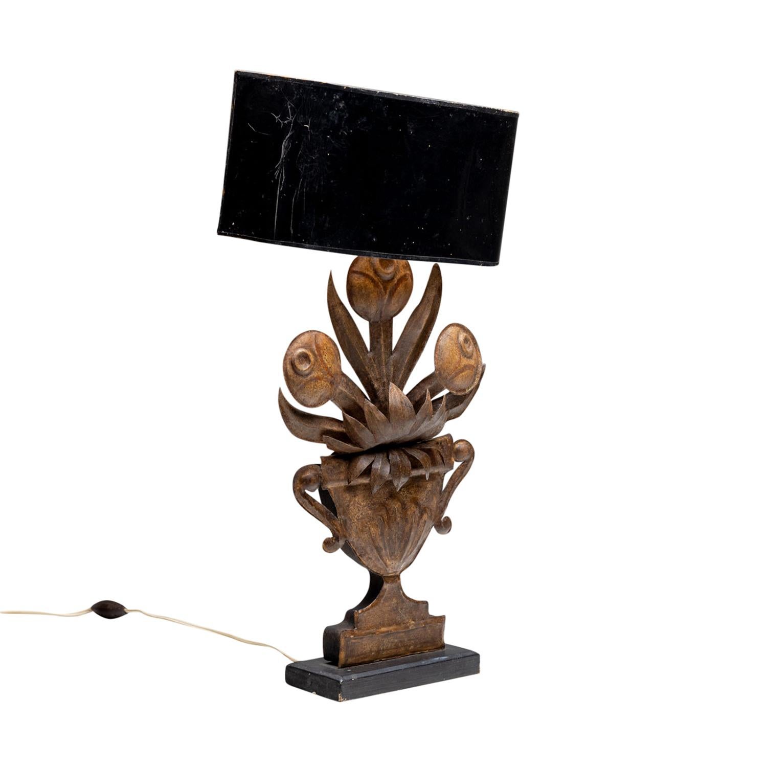 Una scultorea lampada da tavolo vintage in stile industriale italiano con paralume rettangolare nero, realizzata in stagno lavorato a mano e in buone condizioni. La lampada decorativa floreale è composta da una singola presa di corrente, sostenuta