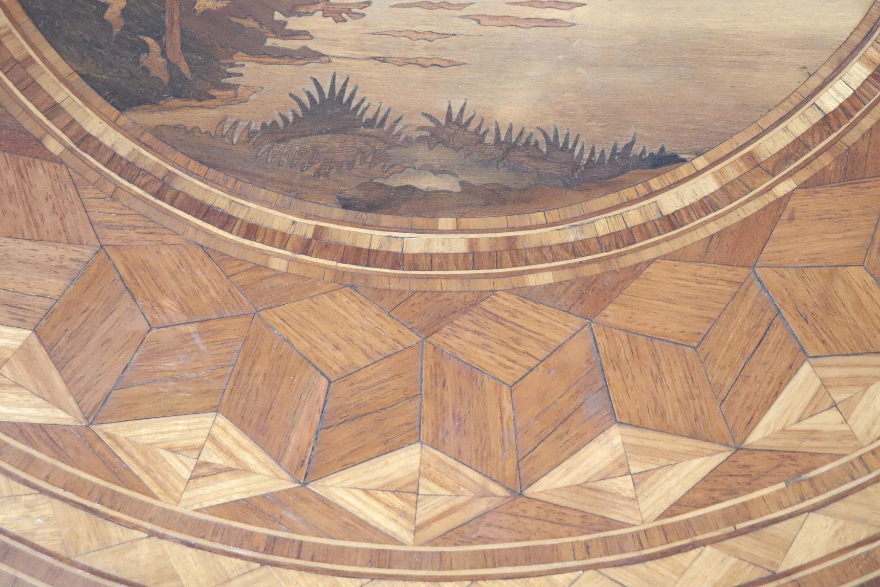 20th Century Italian Inlaid Walnut Round Coffee Table or Sofa Table In Excellent Condition In Casale Monferrato, IT