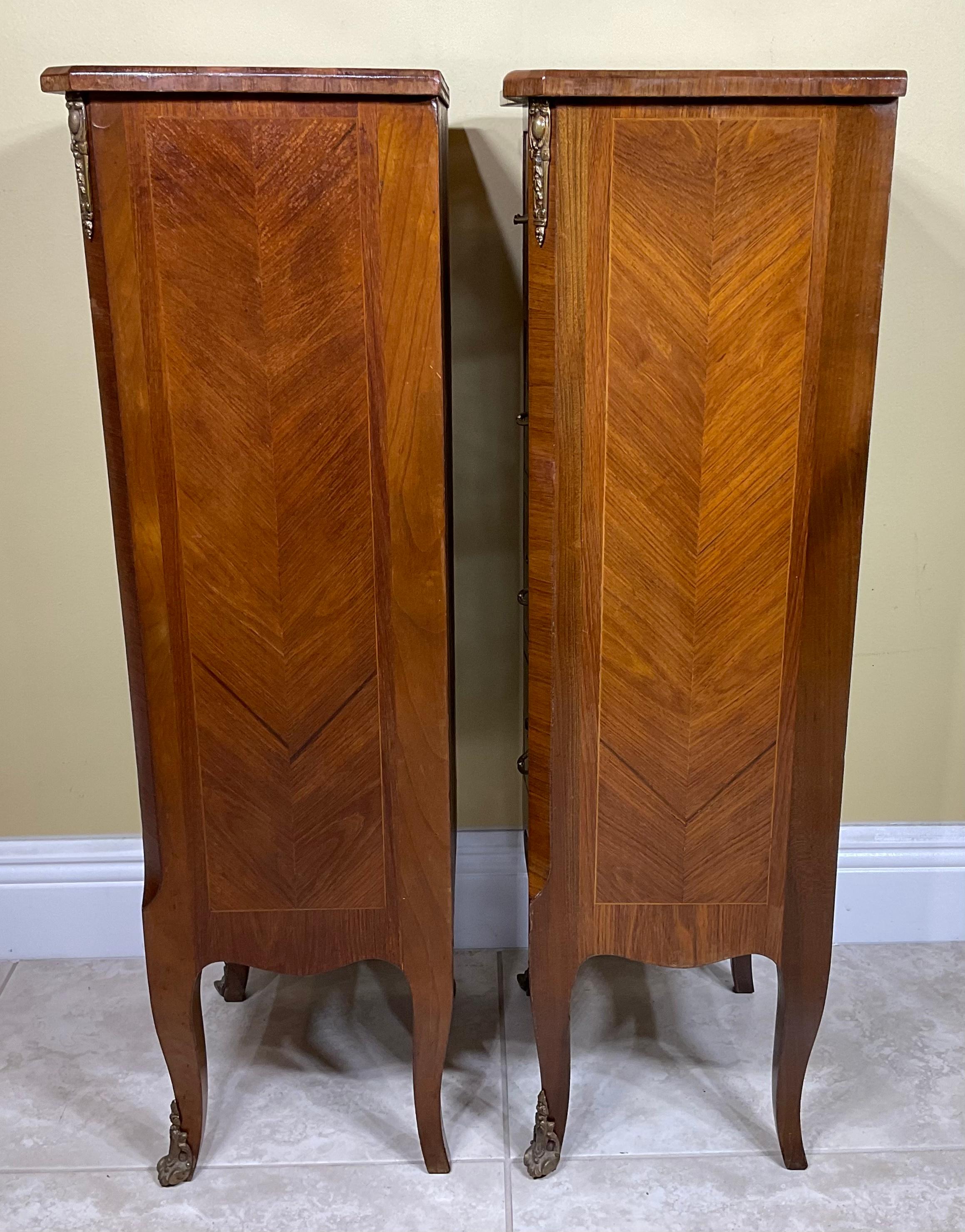 20th Century Italian Inlay Wood Pair of Nightstands For Sale 9