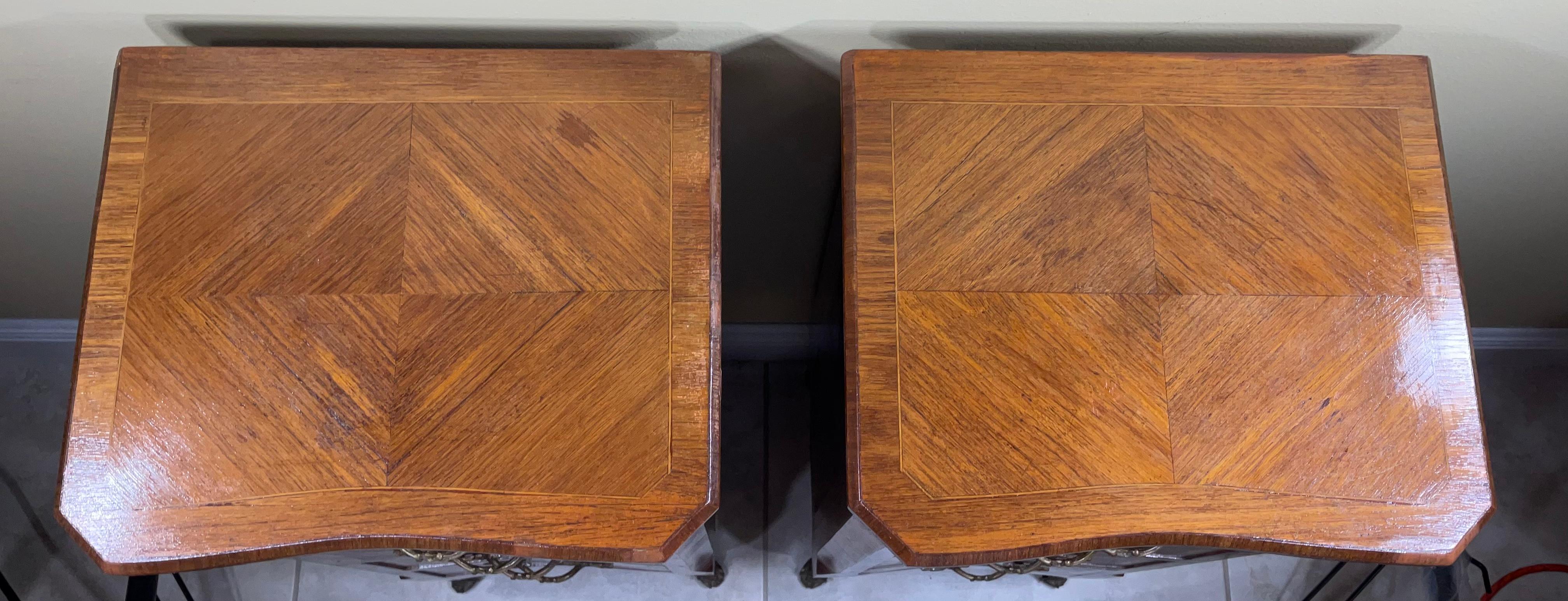 20th Century Italian Inlay Wood Pair of Nightstands For Sale 10
