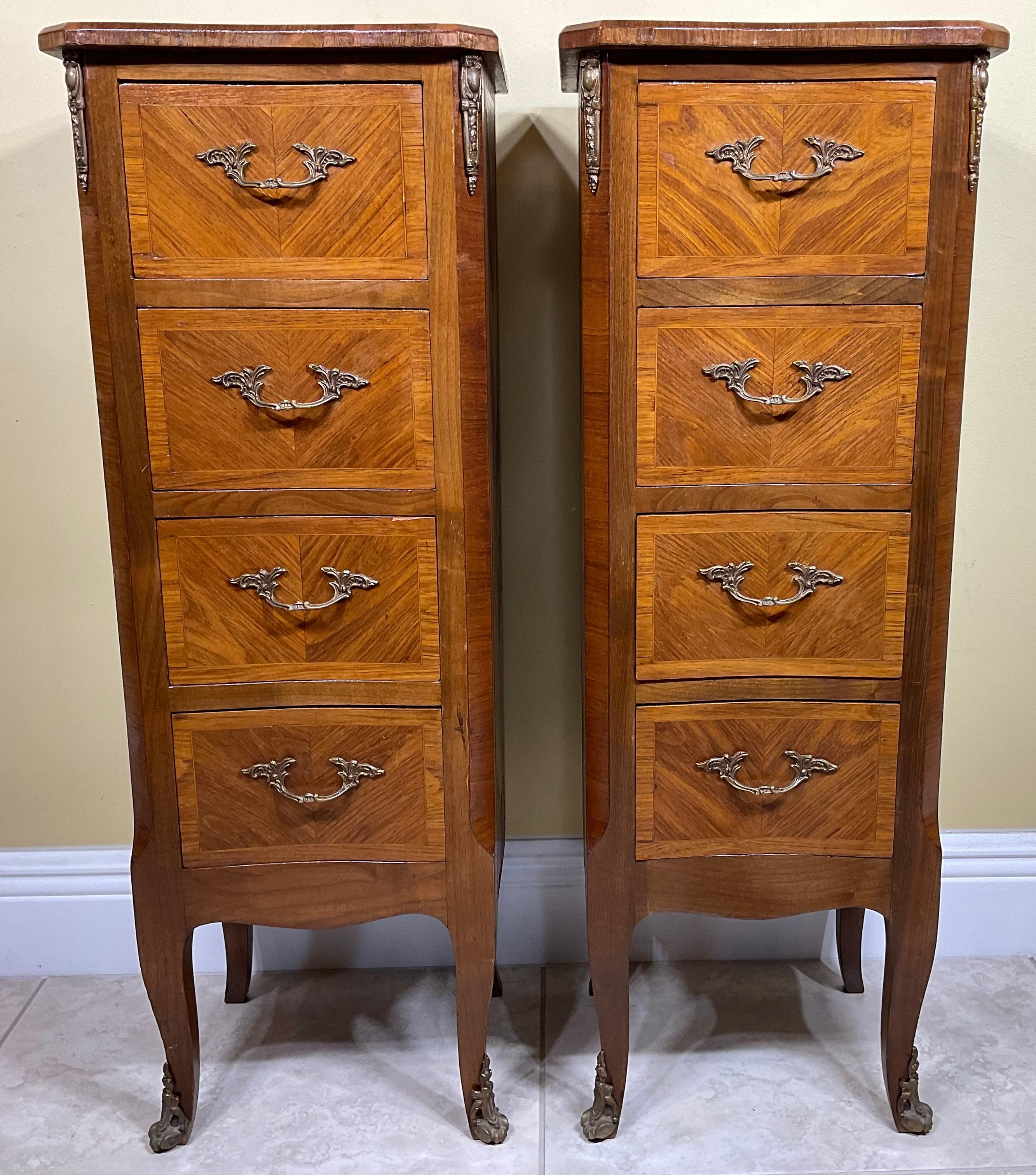 Fine quality Italian pair of side table or nightstands in inlay wood. On the front there are four functional drawers. Good condition lightly restored Wood veneer.

      