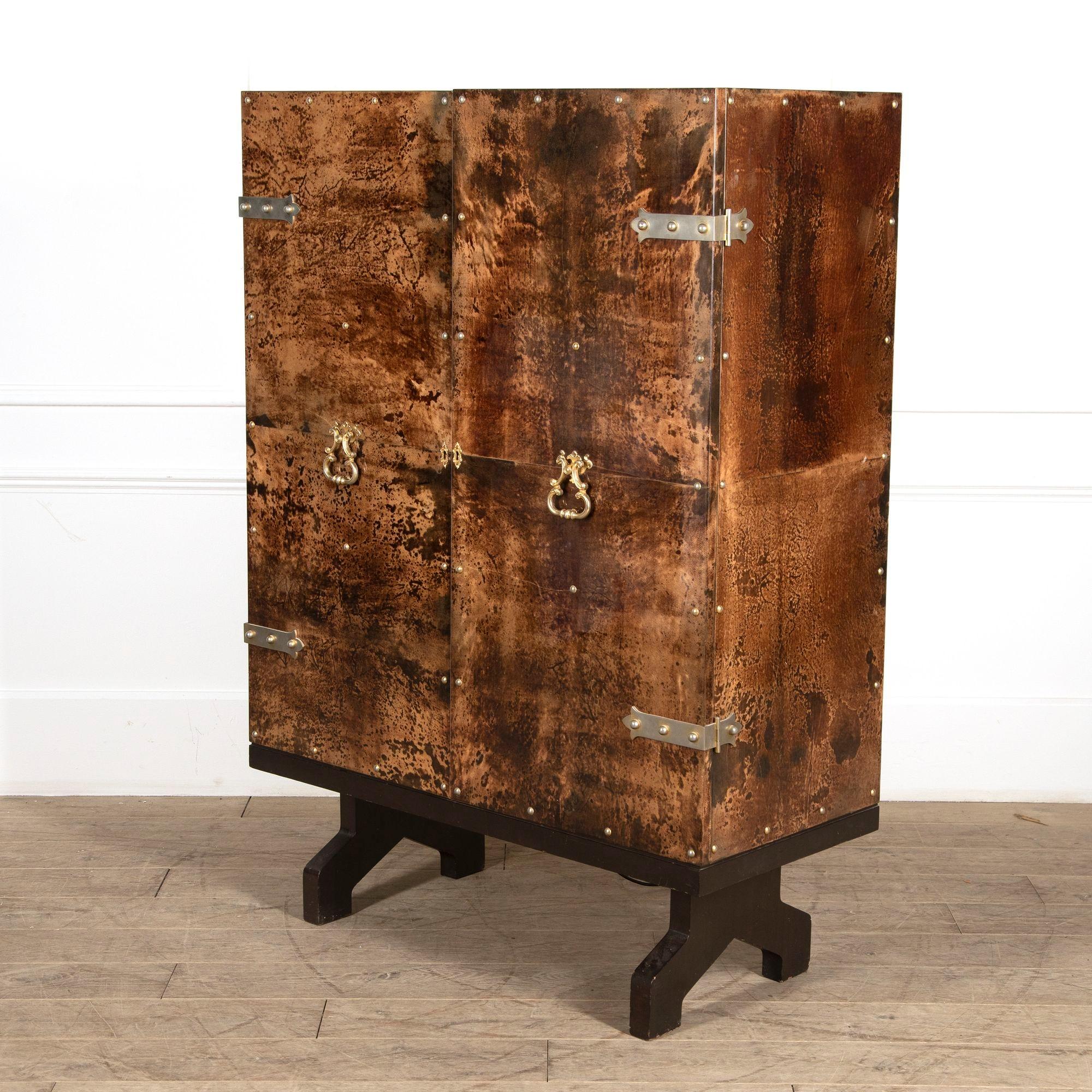 Ein außergewöhnlicher italienischer Barschrank des 20. Jahrhunderts von Aldo Tura.
Mit beleuchtetem Innenraum. Der Schrank ist mit lackiertem Ziegenleder bezogen und steht auf einem Mahagonisockel.
Ein echtes Einzelstück eines renommierten