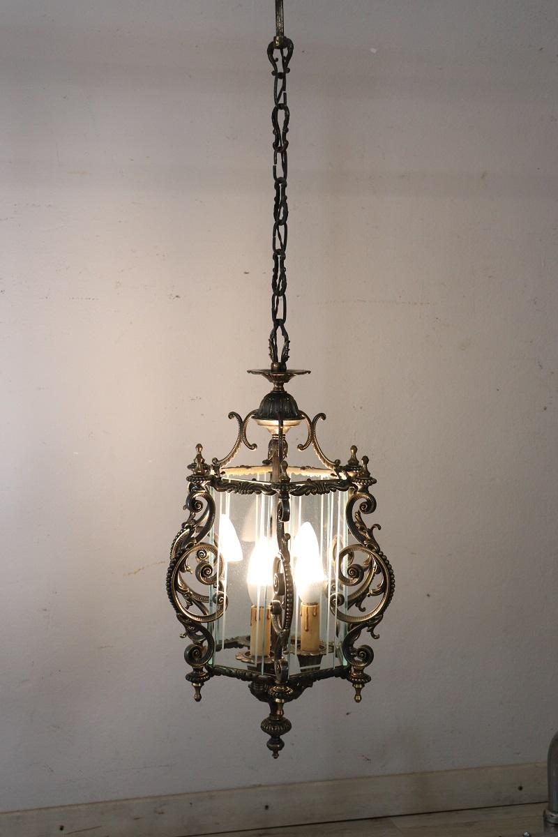Schöne italienische Laterne aus dem 20. Jahrhundert mit drei internen Glühbirnen. Hergestellt aus Glas und Bronze mit fein ziselierten Verzierungen. Die Bronze hat eine schöne antike Patina angenommen. Diese Laterne ist sowohl im eingeschalteten als