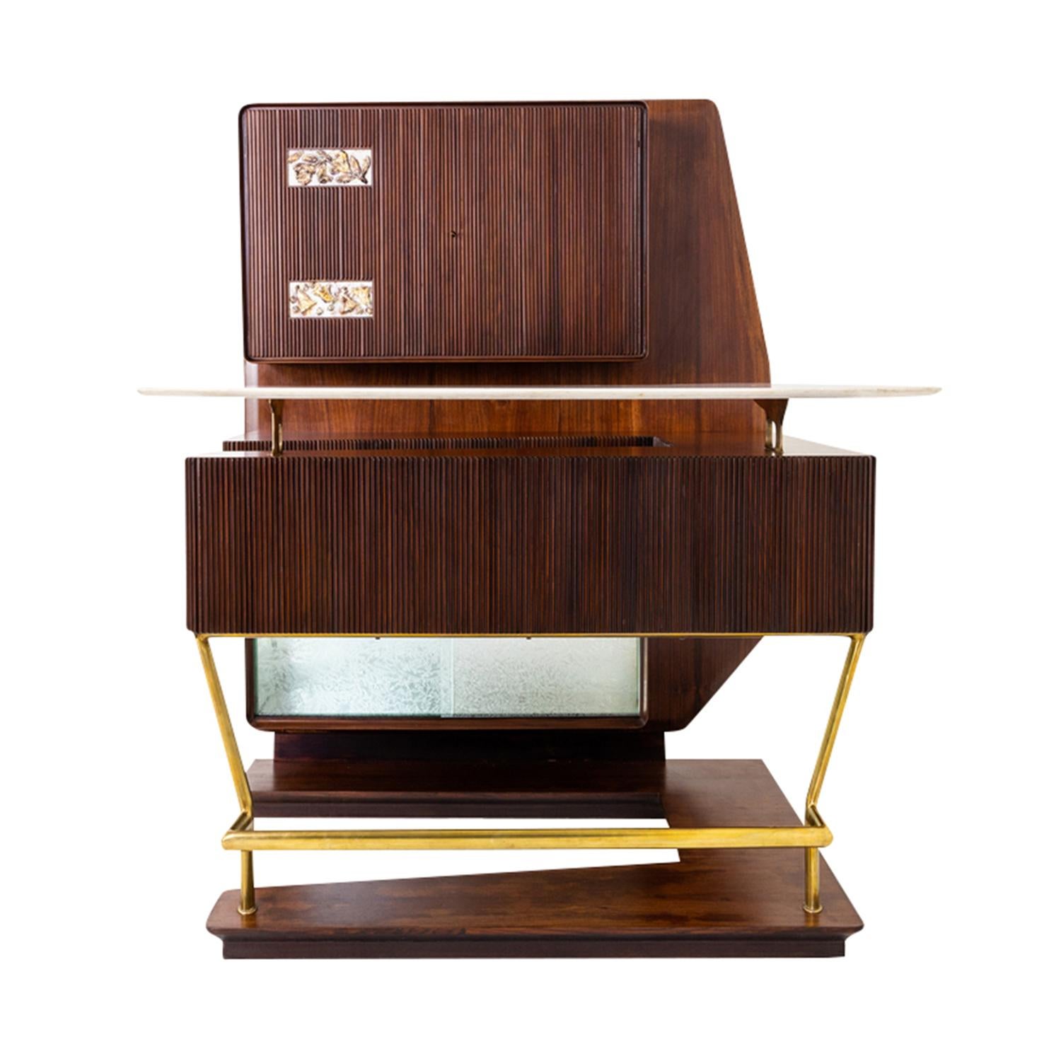 A large vintage Mid-Century modern Italian cocktail bar with a counter made of hand crafted polished Mahogany and Rosewood, designed most likely by Osvaldo Borsani, in good condition. The top part of the L-form bar features a cabinet with two