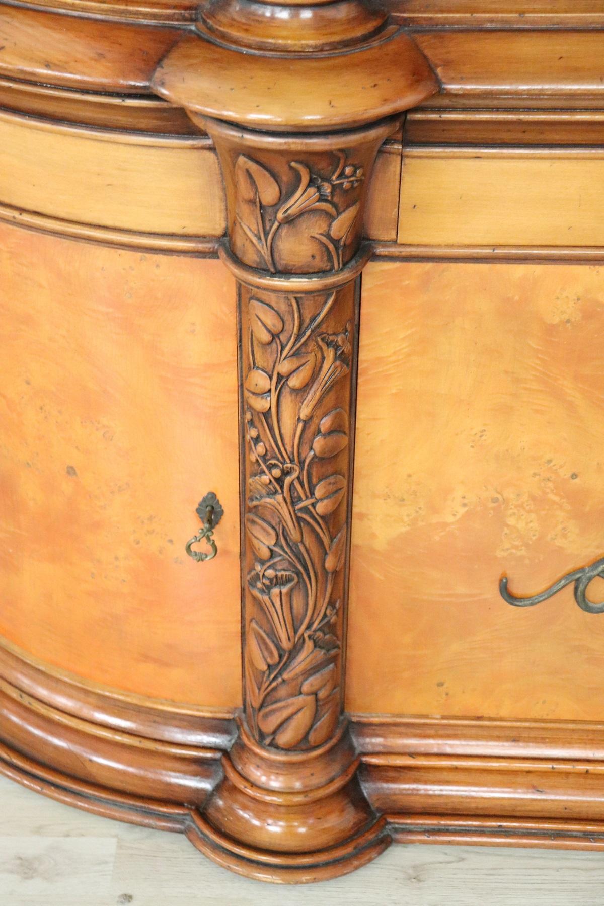 20th Century Italian Large Sideboard in Precious Birch Root In Excellent Condition In Casale Monferrato, IT