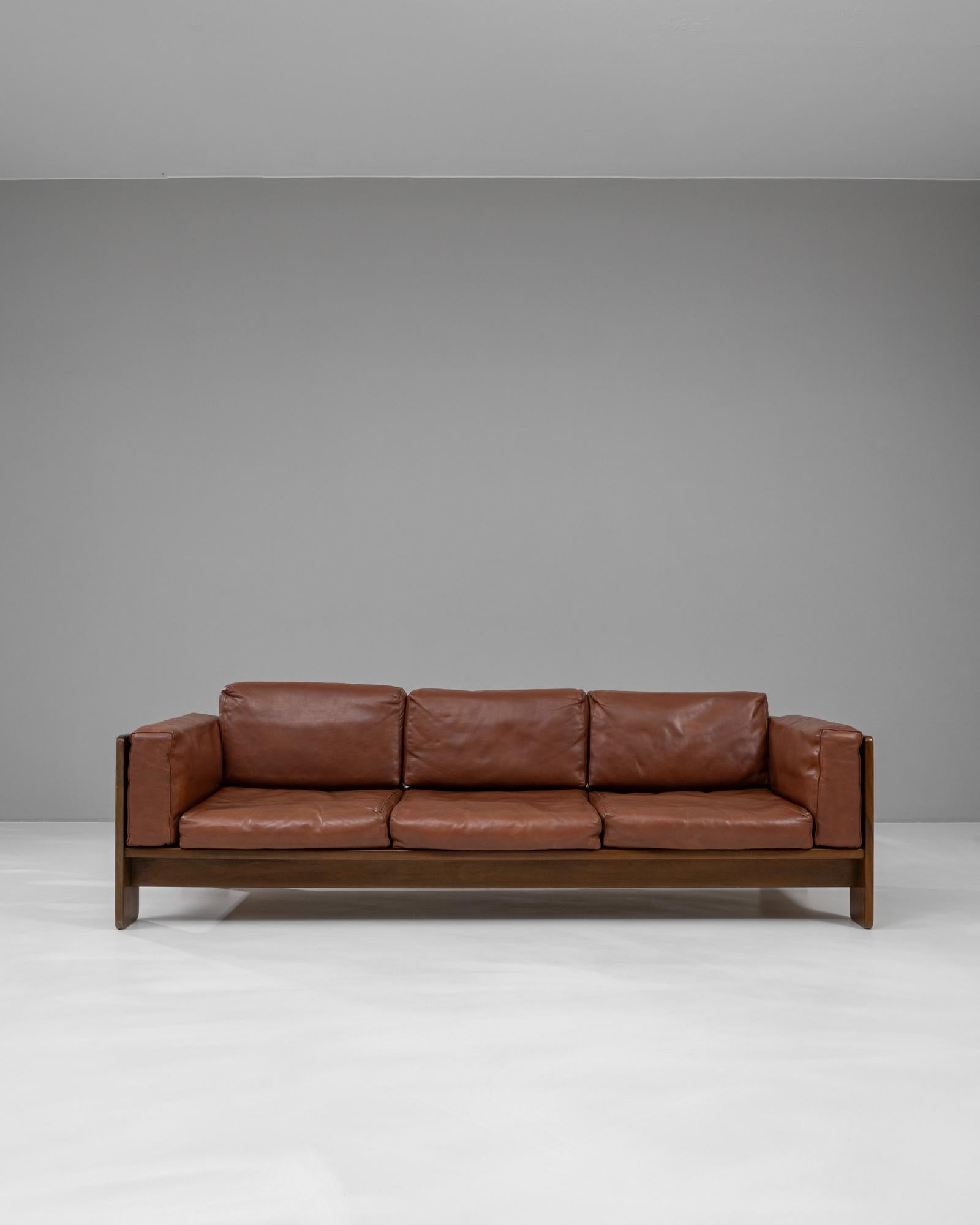Ajoutez une touche de design italien intemporel à votre espace avec ce canapé en cuir exquis conçu par les célèbres designers Afra & Tobia Scarpa. Fabriqué au 20e siècle, ce canapé présente une robuste structure en bois associée à un luxueux