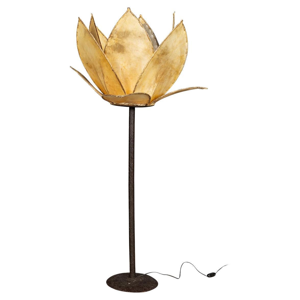 Italienische 'Lotusblumen'-Stehlampe des 20. Jahrhunderts mit Vellum-Schirm, um 1970