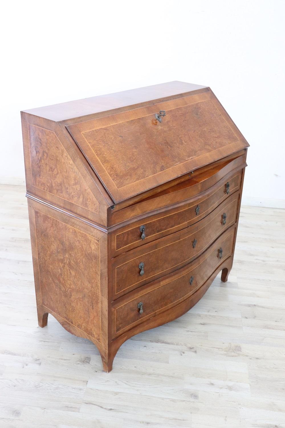 Elegant secretary chest in precious walnut burl, 1950s. The openable floor allows a support to write. Inside four small drawers and a secret compartment. In front of three comfortable and useful large drawers. Truly elegant and important for any