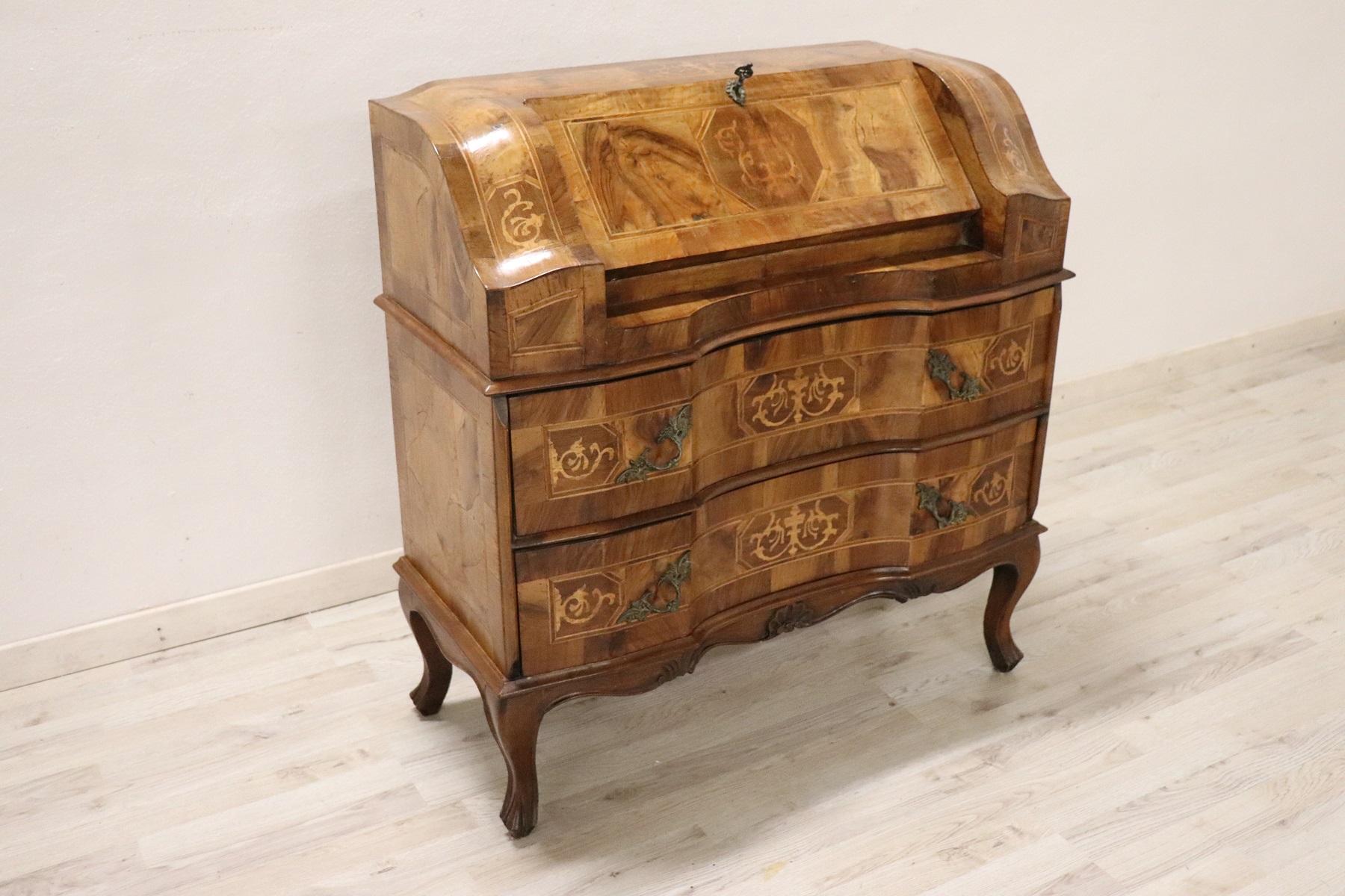 Elegant secretary chest in walnut inlay, 1950s. The openable floor allows a support to write. Inside four small drawers. There are no internal secret compartments. In front of two comfortable and useful large drawers. Truly elegant and important for
