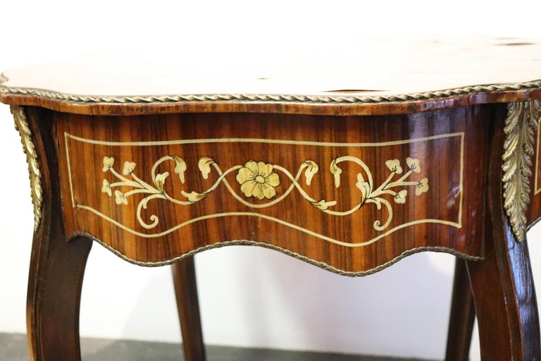 Rare and fine quality Italian Louis XV style 1950s coffee table or sofa table in inlay wood. The table has a particular legs slender. Fine floral inlay decoration on the sides. The plan instead presents an elaborate inlay with birds and branches.