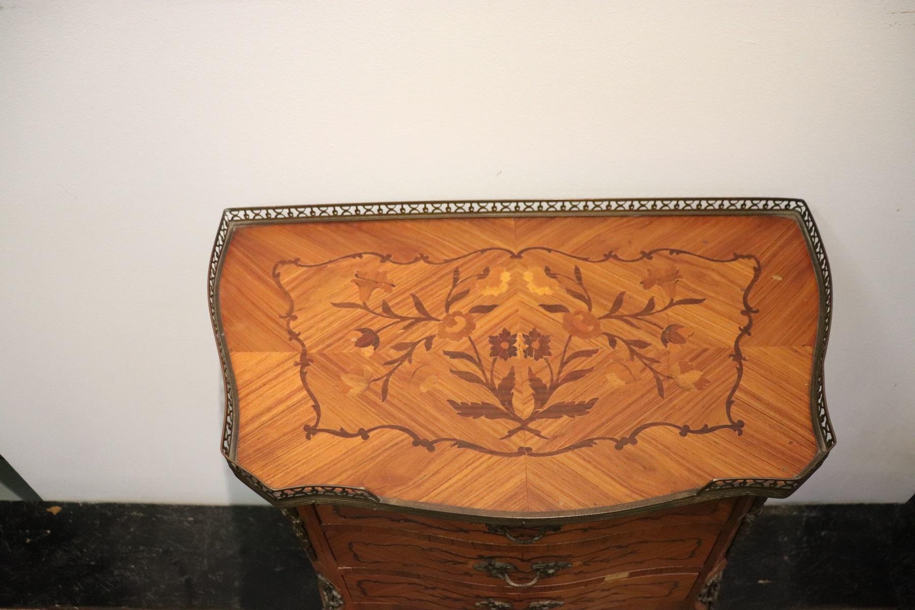 Seltener und hochwertiger italienischer Beistelltisch oder Nachttisch im Louis XV-Stil aus den 1930er Jahren mit Holzintarsien. Der Tisch hat ein besonders schlankes Bein. Feine florale Intarsien in edlem Palisanderholz. Der Plan und die Seiten